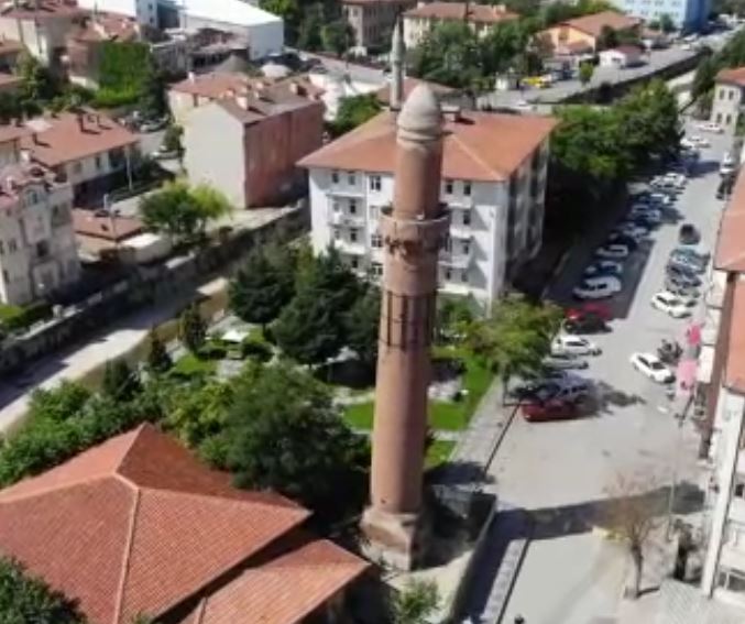 Cami Ve Köprülerin Yıkıldığı Selde Bile Yıkılmayan 800 Yıllık Eğri Minare