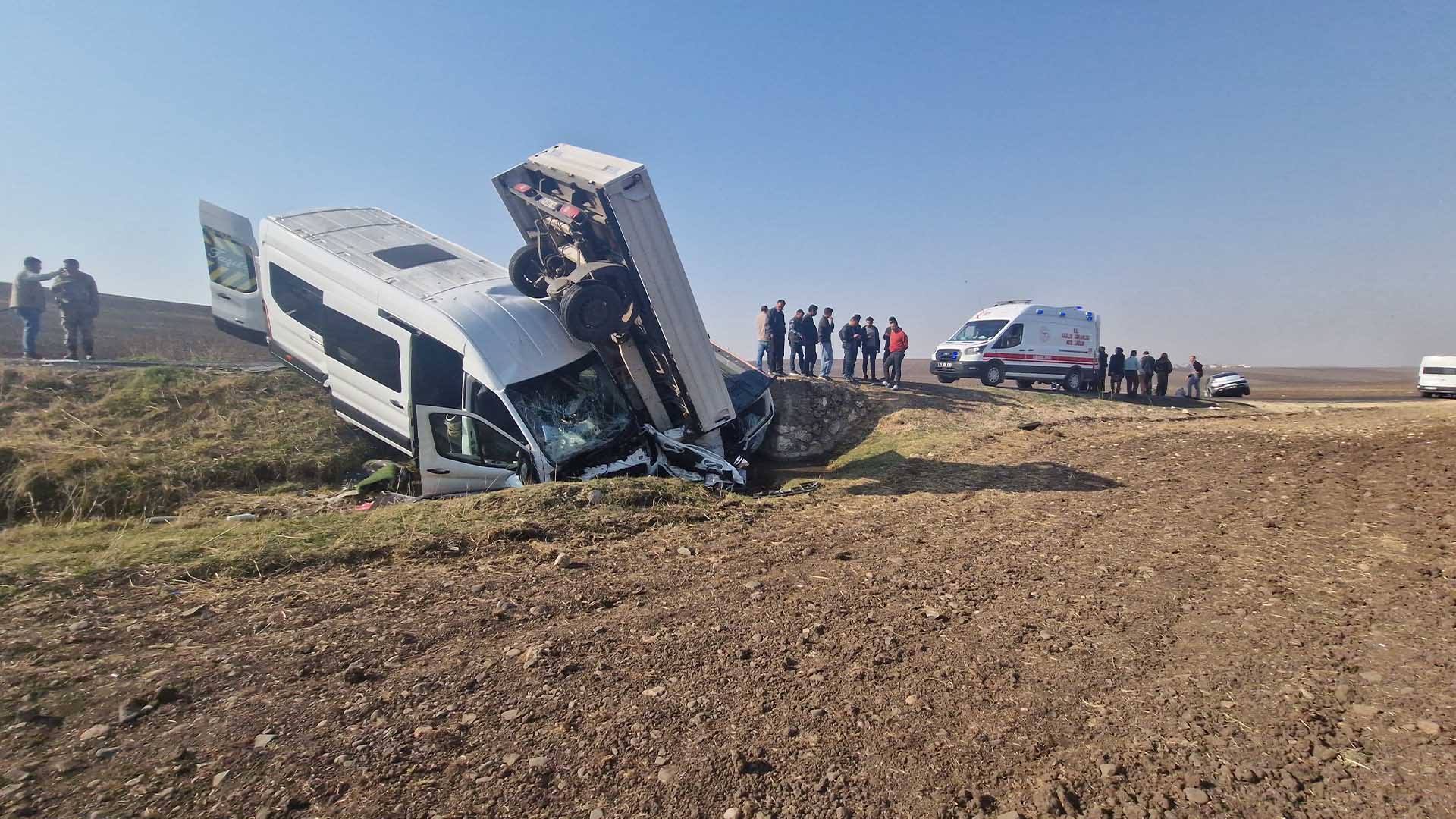 Di̇yarbakir'da 3 Aracin Kariştiği Zi̇nci̇rleme Kaza 15’İ Öğretmen 2’Si̇ Ağir 17 Yarali 1