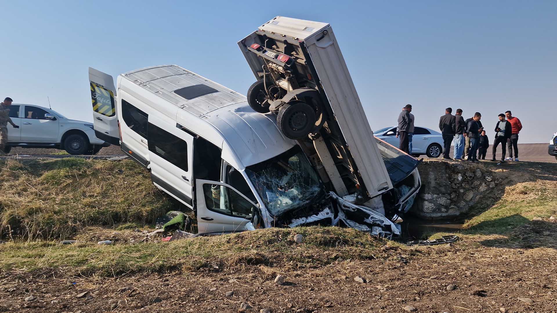 Di̇yarbakir'da 3 Aracin Kariştiği Zi̇nci̇rleme Kaza 15’İ Öğretmen 2’Si̇ Ağir 17 Yarali 2