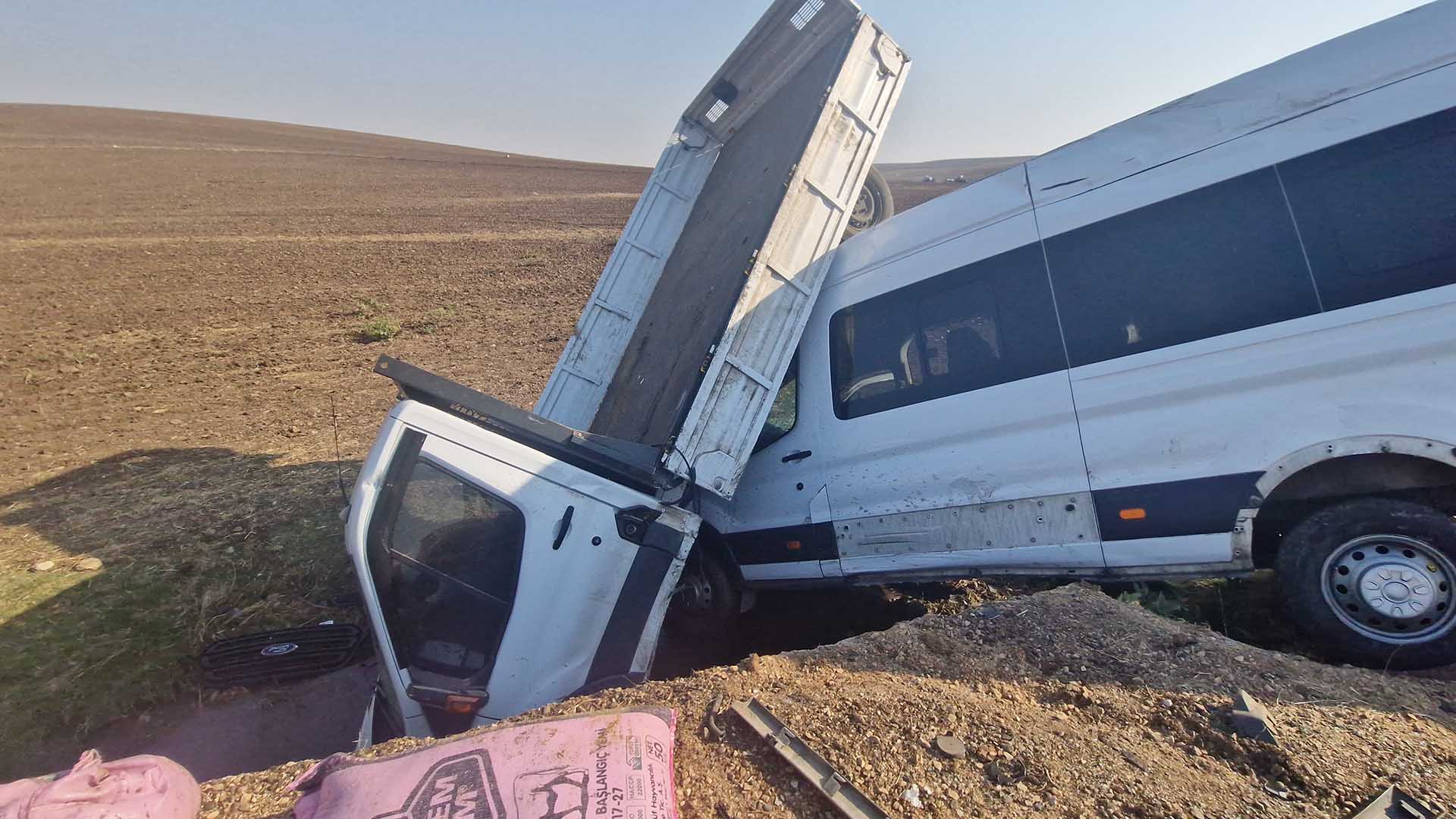 Di̇yarbakir'da 3 Aracin Kariştiği Zi̇nci̇rleme Kaza 15’İ Öğretmen 2’Si̇ Ağir 17 Yarali 3