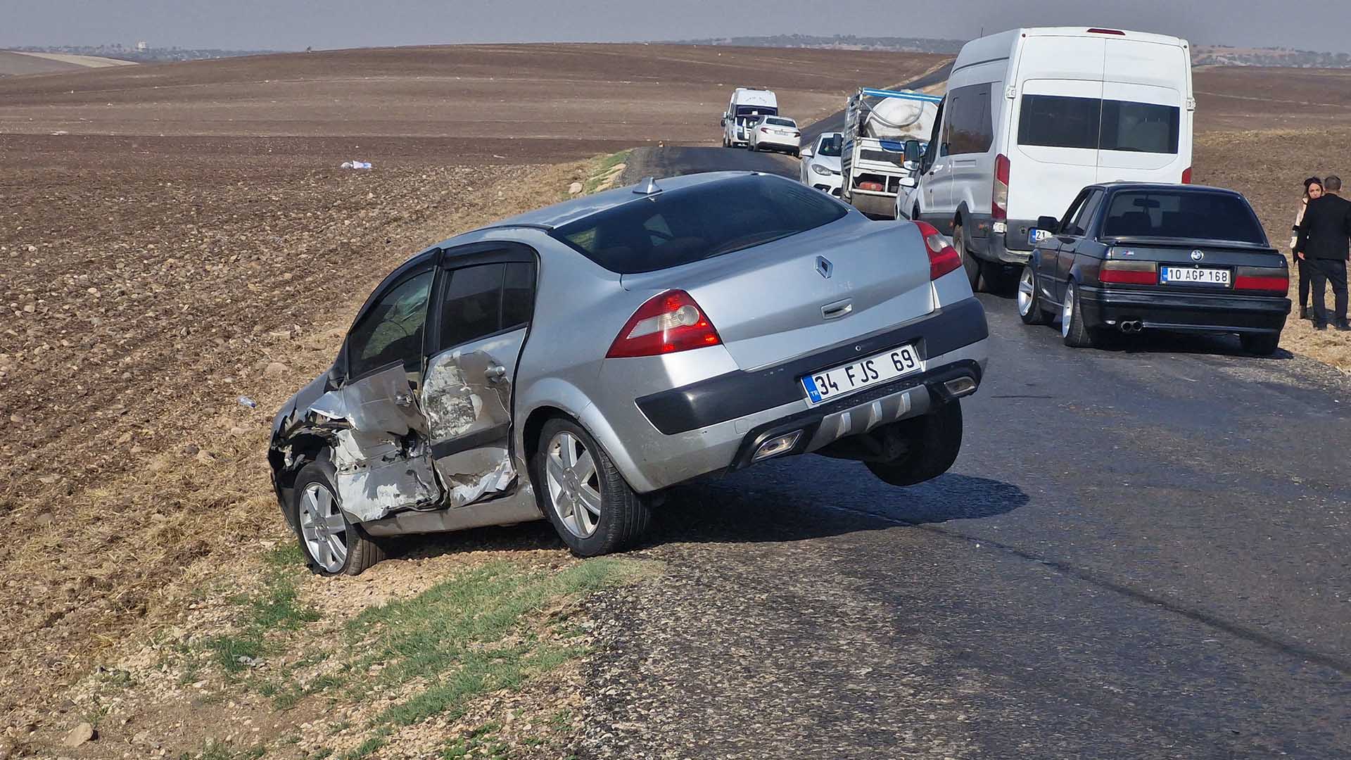 Di̇yarbakir'da 3 Aracin Kariştiği Zi̇nci̇rleme Kaza 15’İ Öğretmen 2’Si̇ Ağir 17 Yarali 4