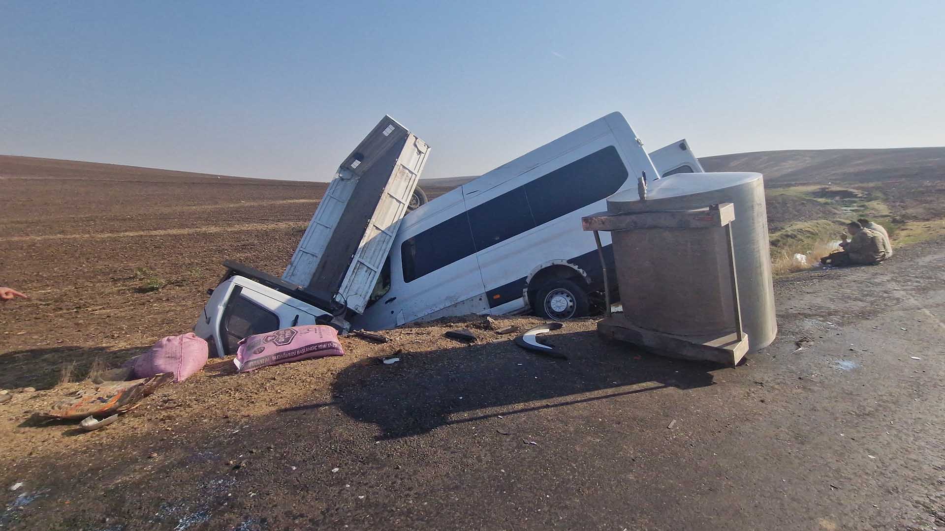 Di̇yarbakir'da 3 Aracin Kariştiği Zi̇nci̇rleme Kaza 15’İ Öğretmen 2’Si̇ Ağir 17 Yarali 7