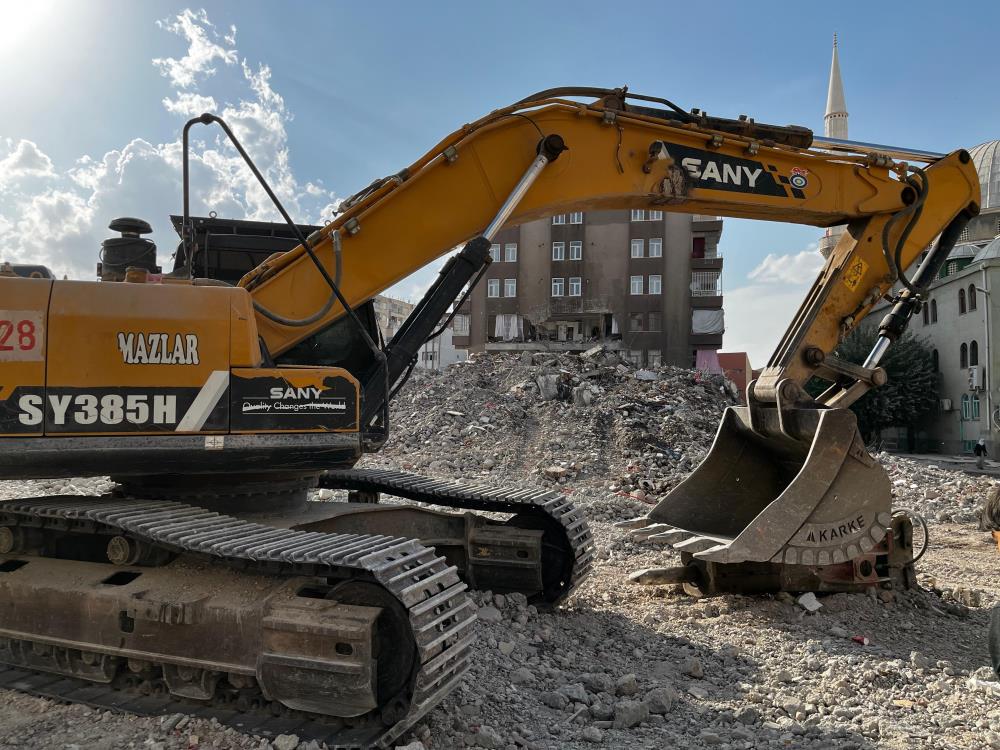 Diyarbakır’da Ağır Hasarlı Binanın Yıkımı Sırasında Yanındaki Bina Ve Sağlık Ocağı Zarar Gördü 1