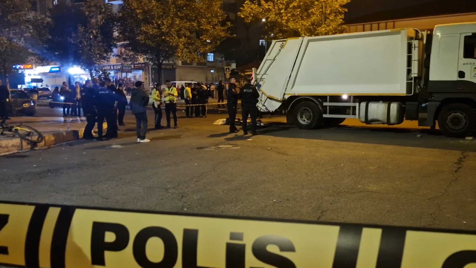 Diyarbakır'da Belediyenin Çöp Kamyonun Çarptığı Anne Öldü, Oğlu Ağır Yaralandı 3