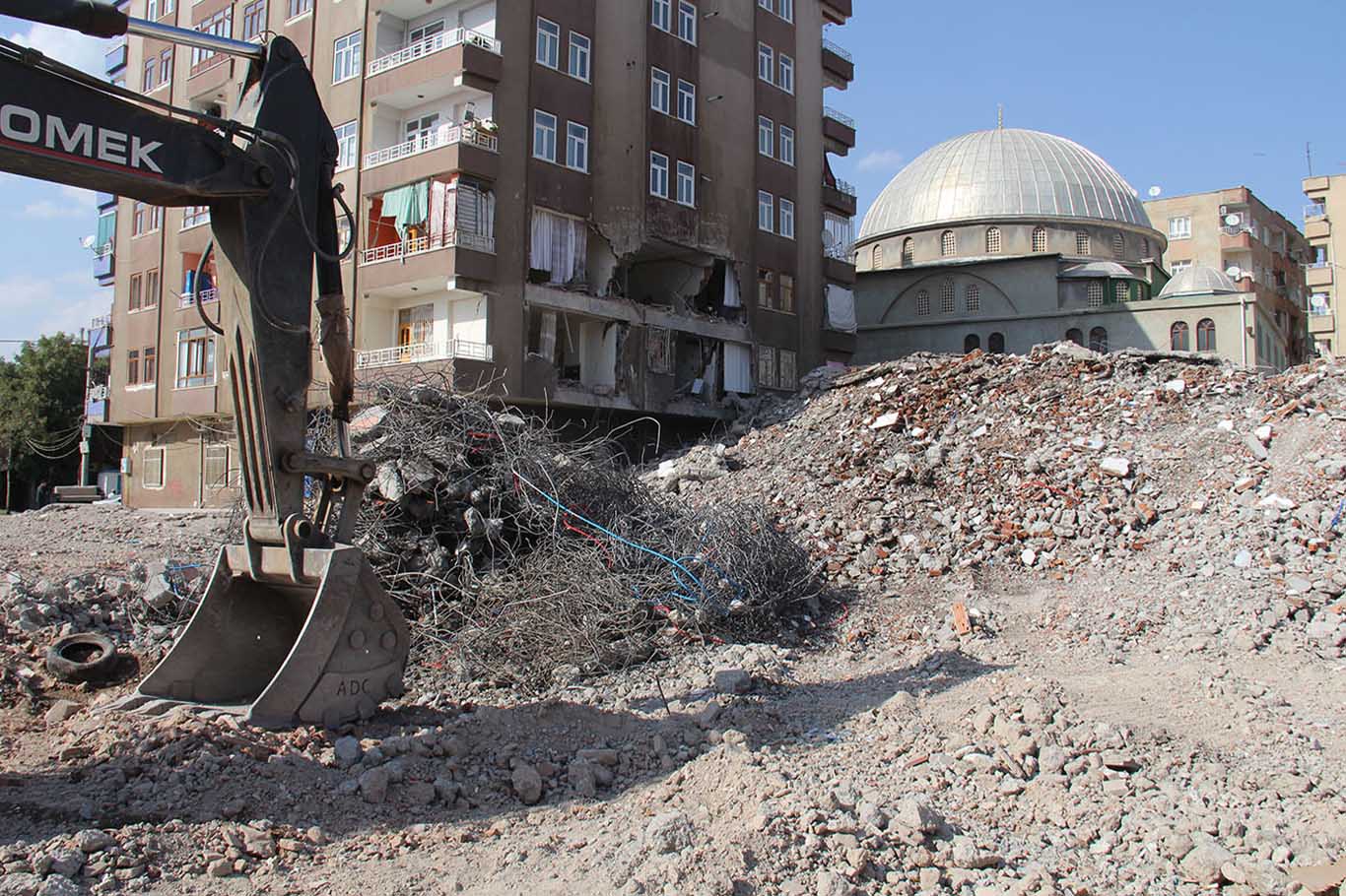 Diyarbakır’da Bu Binanın Sakinleri Geceyi Sokakta Geçirdiler 2