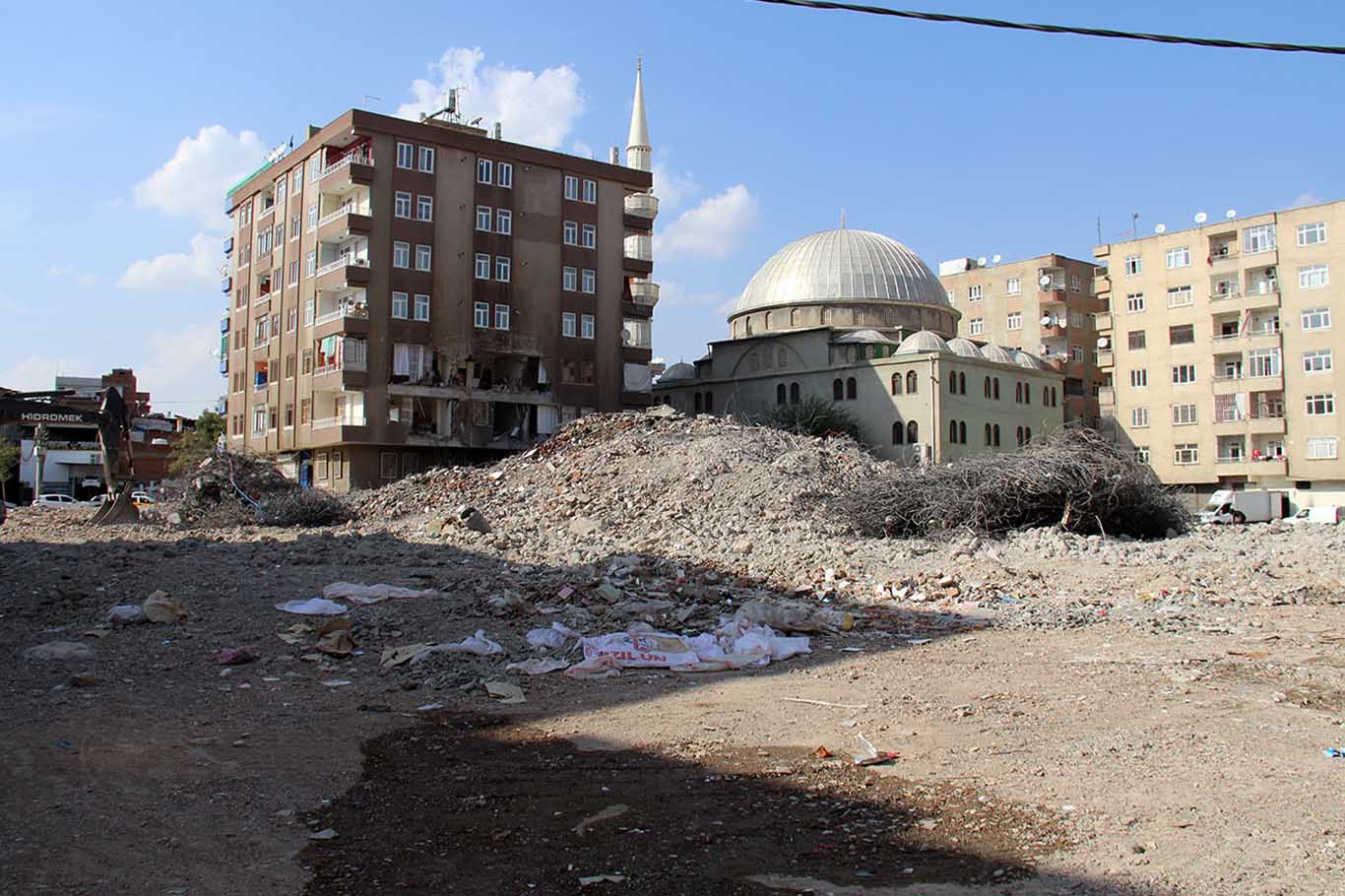 Diyarbakır’da Bu Binanın Sakinleri Geceyi Sokakta Geçirdiler 4