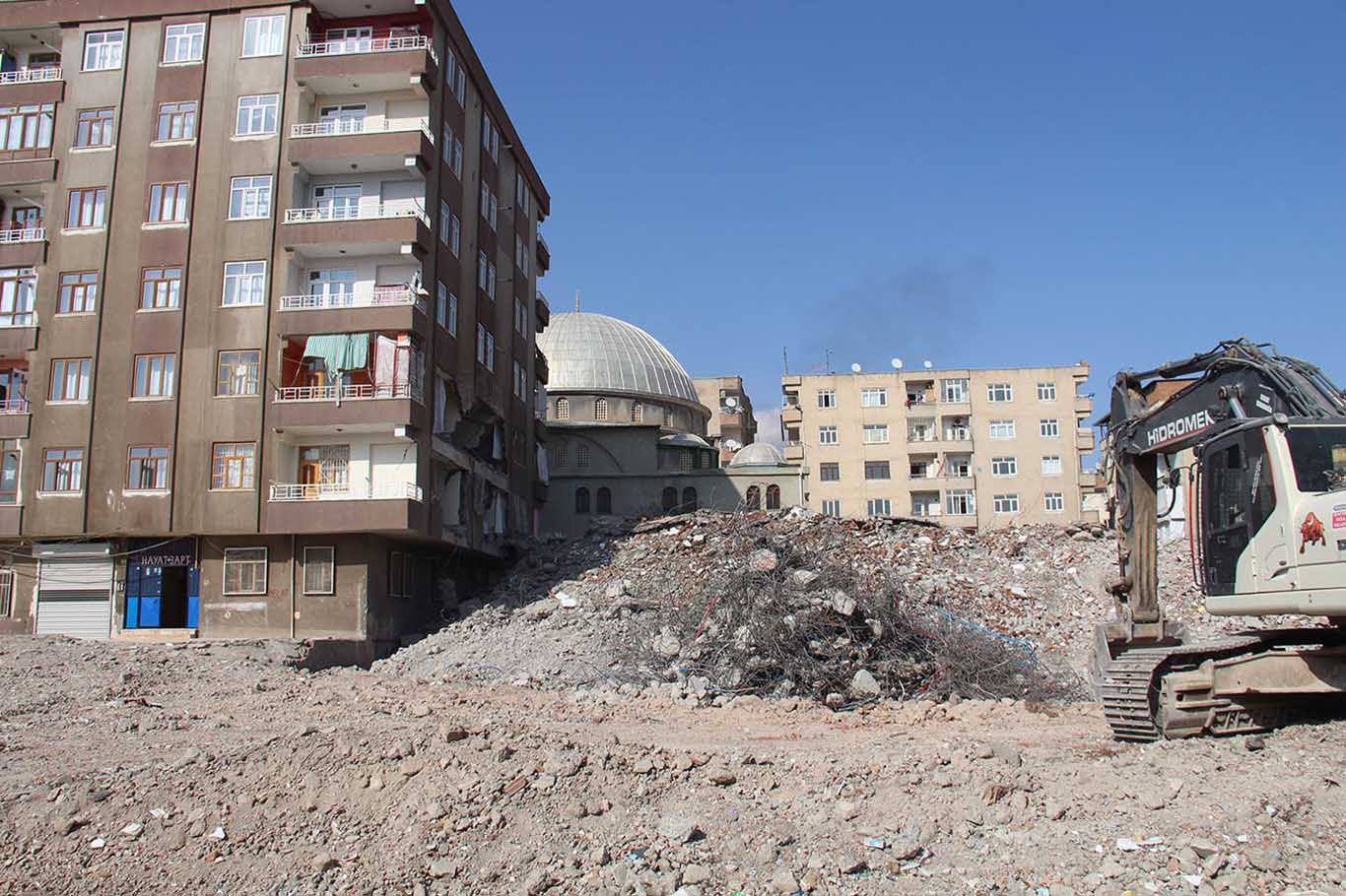 Diyarbakır’da Bu Binanın Sakinleri Geceyi Sokakta Geçirdiler 7