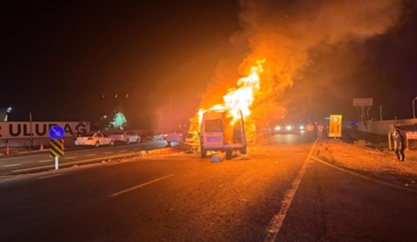 Diyarbakır'da Kamyonet Ve Minibüs Kafa Kafaya Çarpıştı 11 Yaralı 1