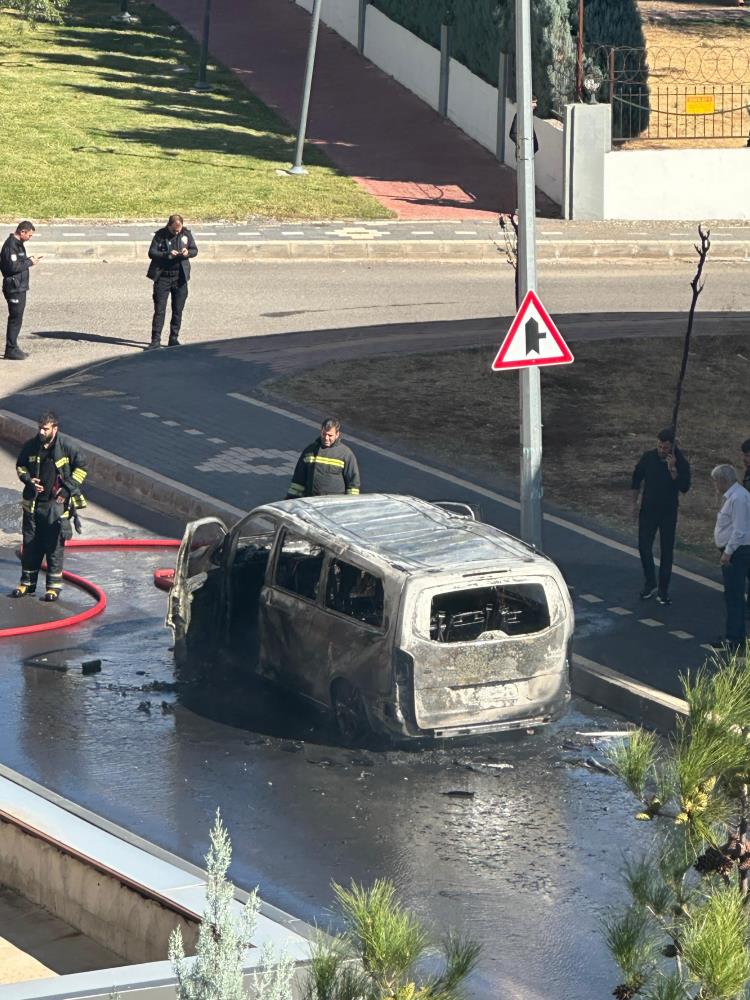 Diyarbakır'da Park Halindeki Araç Alev Alev Yandı 1