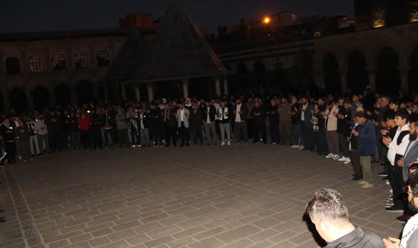 Diyarbakır'da Sabah Namazında Eller Gazze Ve Lübnan Için Semaya Açıldı