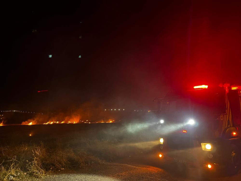 Diyarbakır’da Yol Kenarındaki Anız Yangını Sürücülere Zor Anlar Yaşattı 1