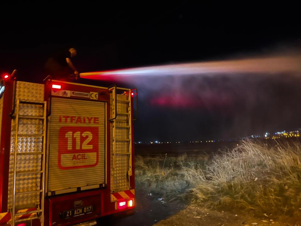 Diyarbakır’da Yol Kenarındaki Anız Yangını Sürücülere Zor Anlar Yaşattı 3