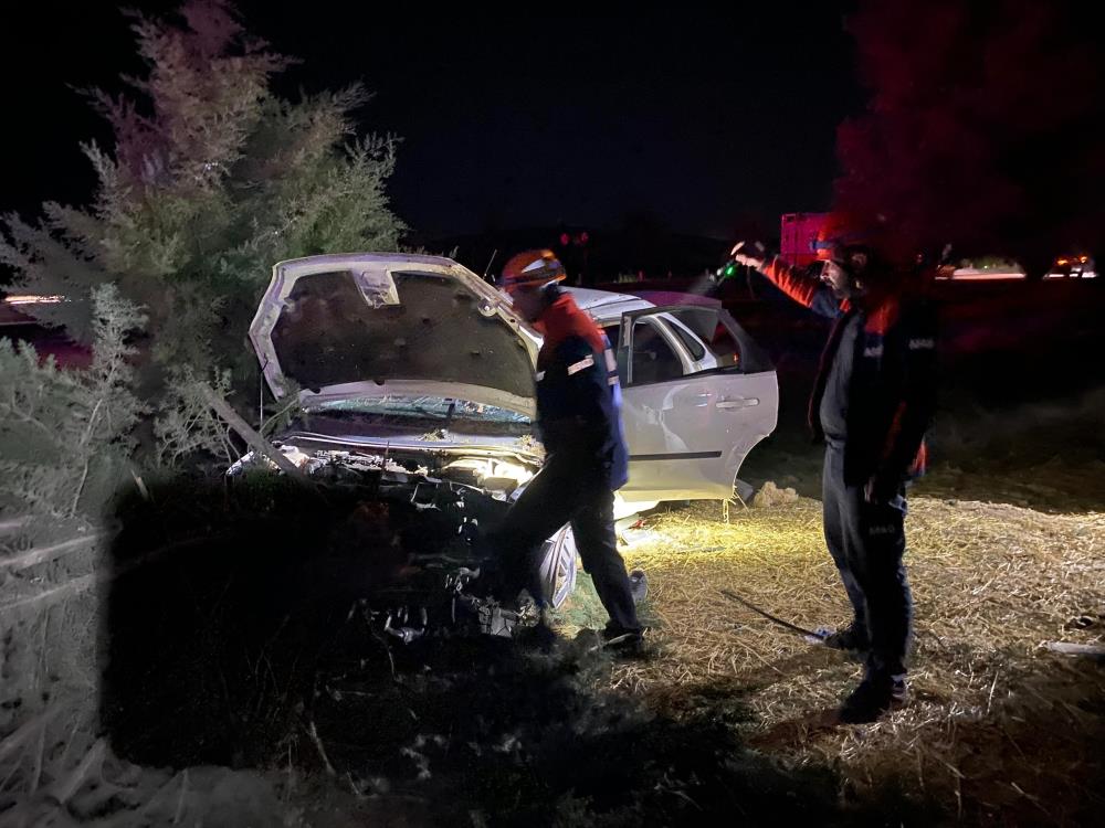 Düğünden Dönen Aile Kaza Yaptı 1 Ölü, 3 Yaralı 5