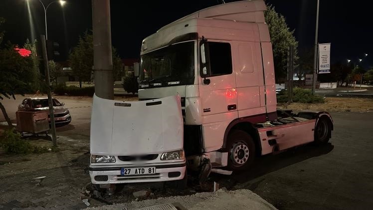 Gaziantep'te Tır Işçi Servisine Çarptı 3'Ü Ağır 13 Yaralı 5