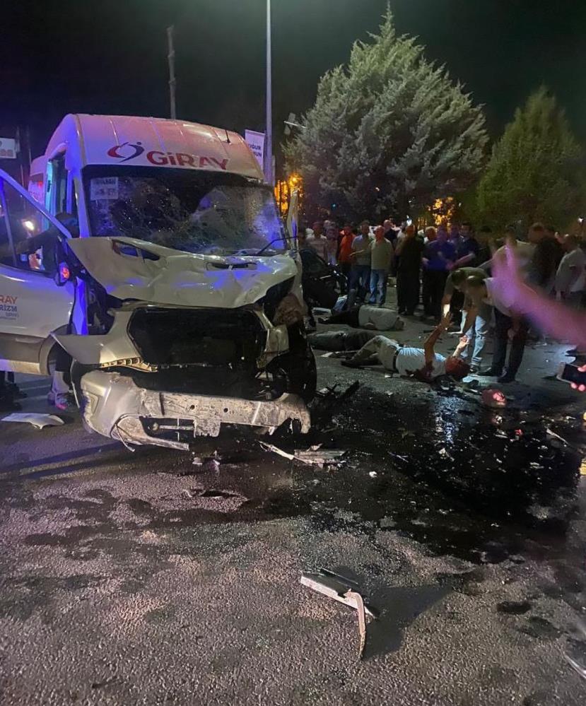 Gaziantep'te Tır Işçi Servisine Çarptı 3'Ü Ağır 13 Yaralı 7