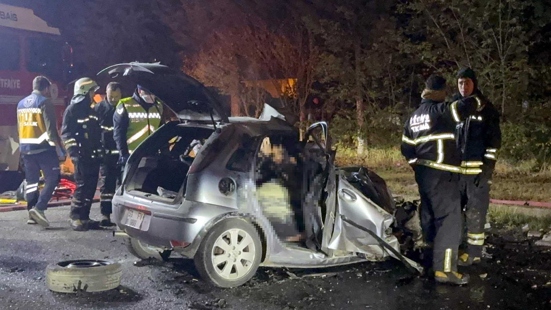 İş Makinesine Çarptıktan Sonra Alev Alan Otomobildeki 5 Kişi Öldü 3