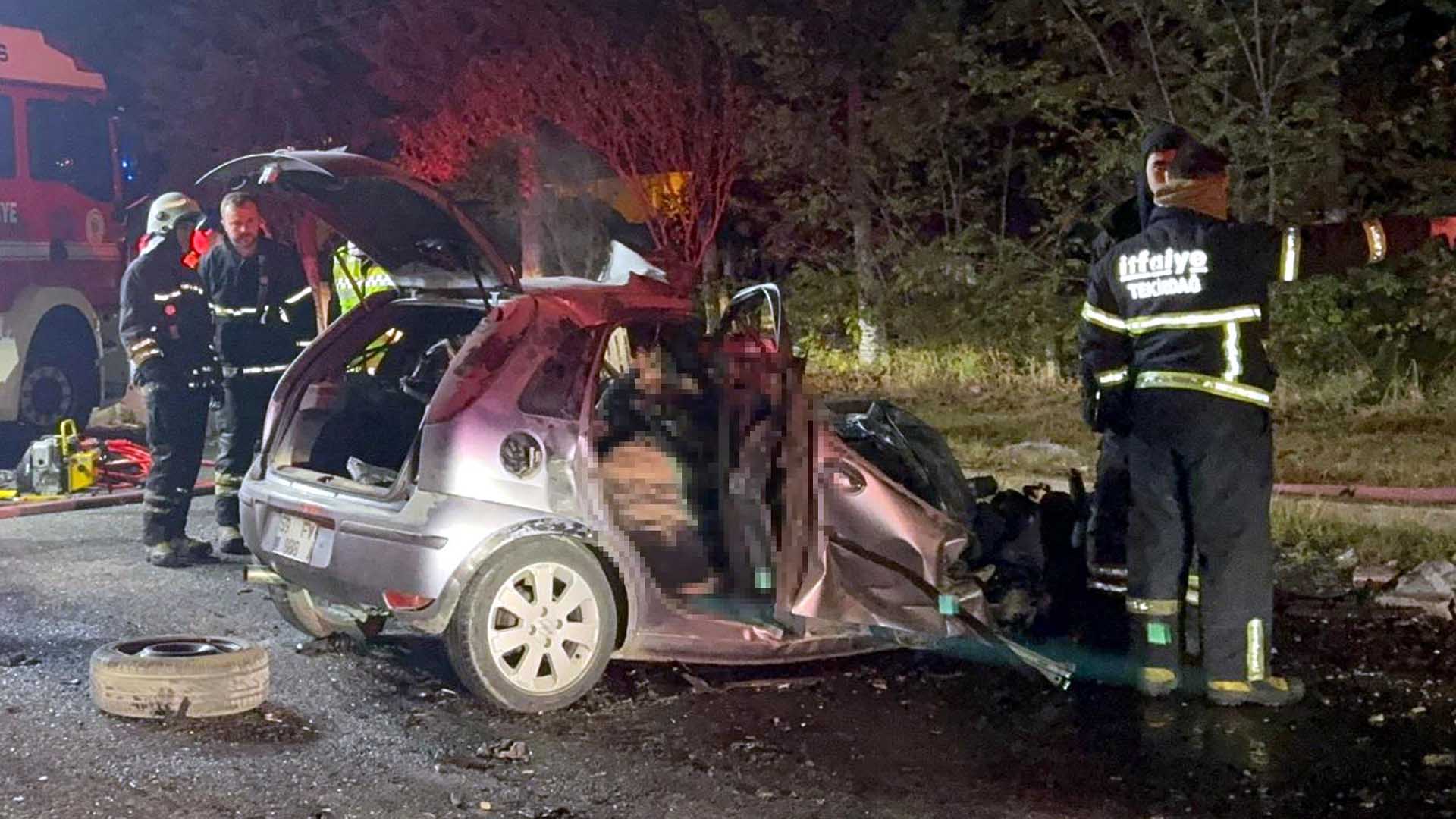 İş Makinesine Çarptıktan Sonra Alev Alan Otomobildeki 5 Kişi Öldü 4