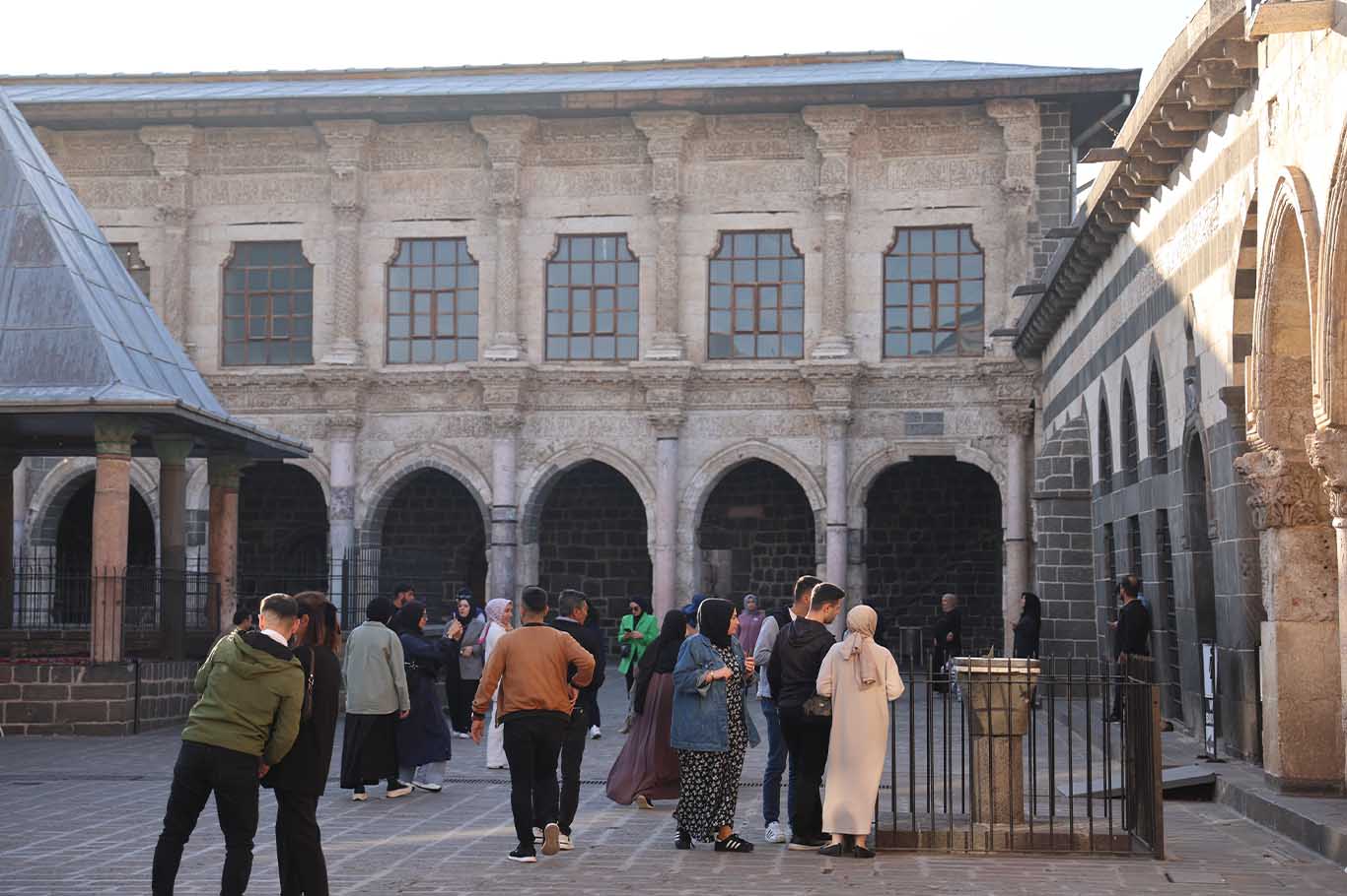 Kaliforniya'dan Geldi, Diyarbakır Ulu Cami'ye Hayran Kaldı 1