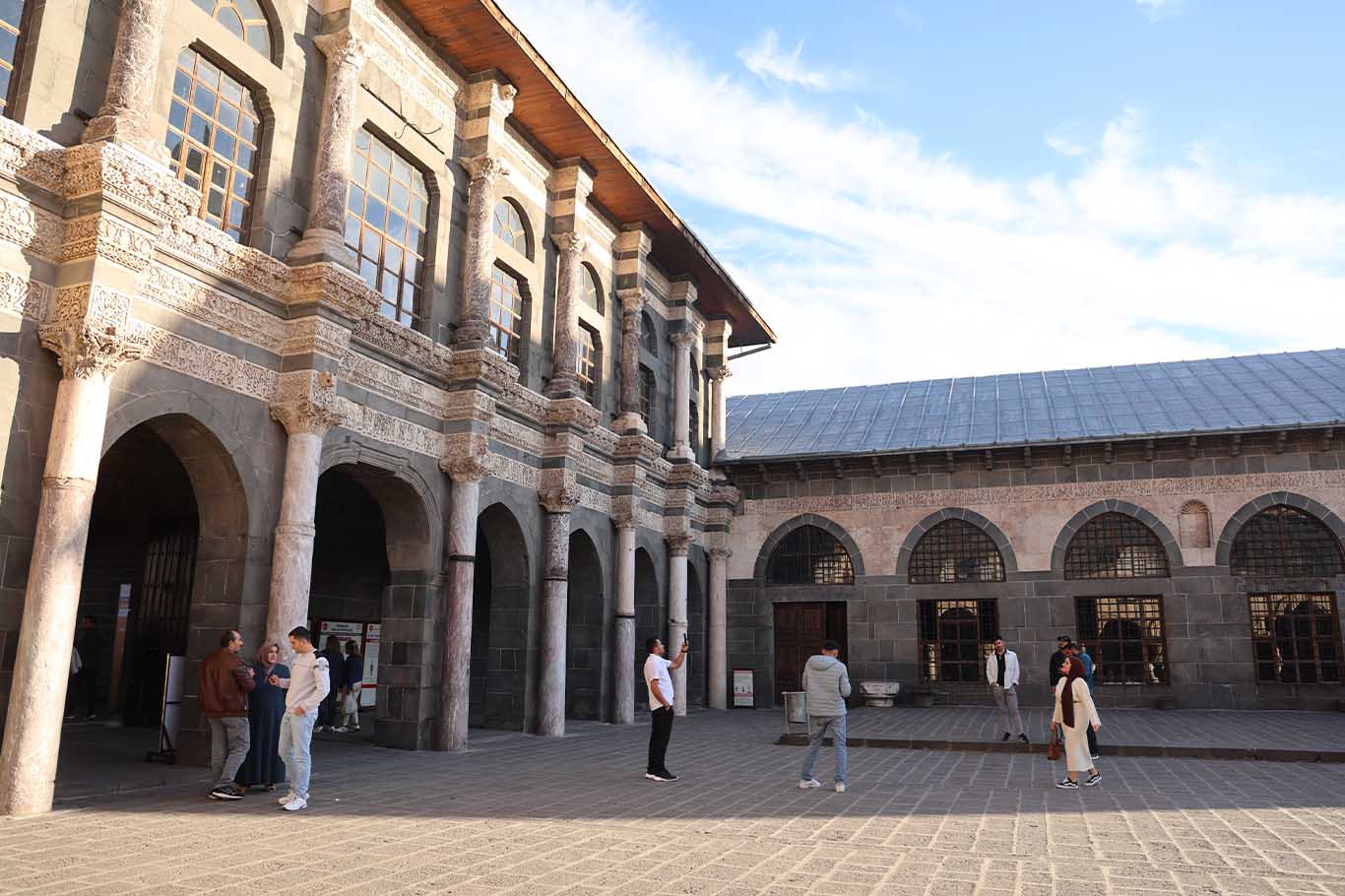 Kaliforniya'dan Geldi, Diyarbakır Ulu Cami'ye Hayran Kaldı 2