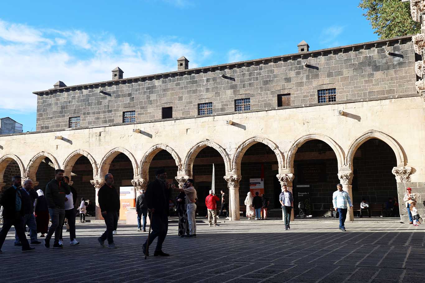 Kaliforniya'dan Geldi, Diyarbakır Ulu Cami'ye Hayran Kaldı 4