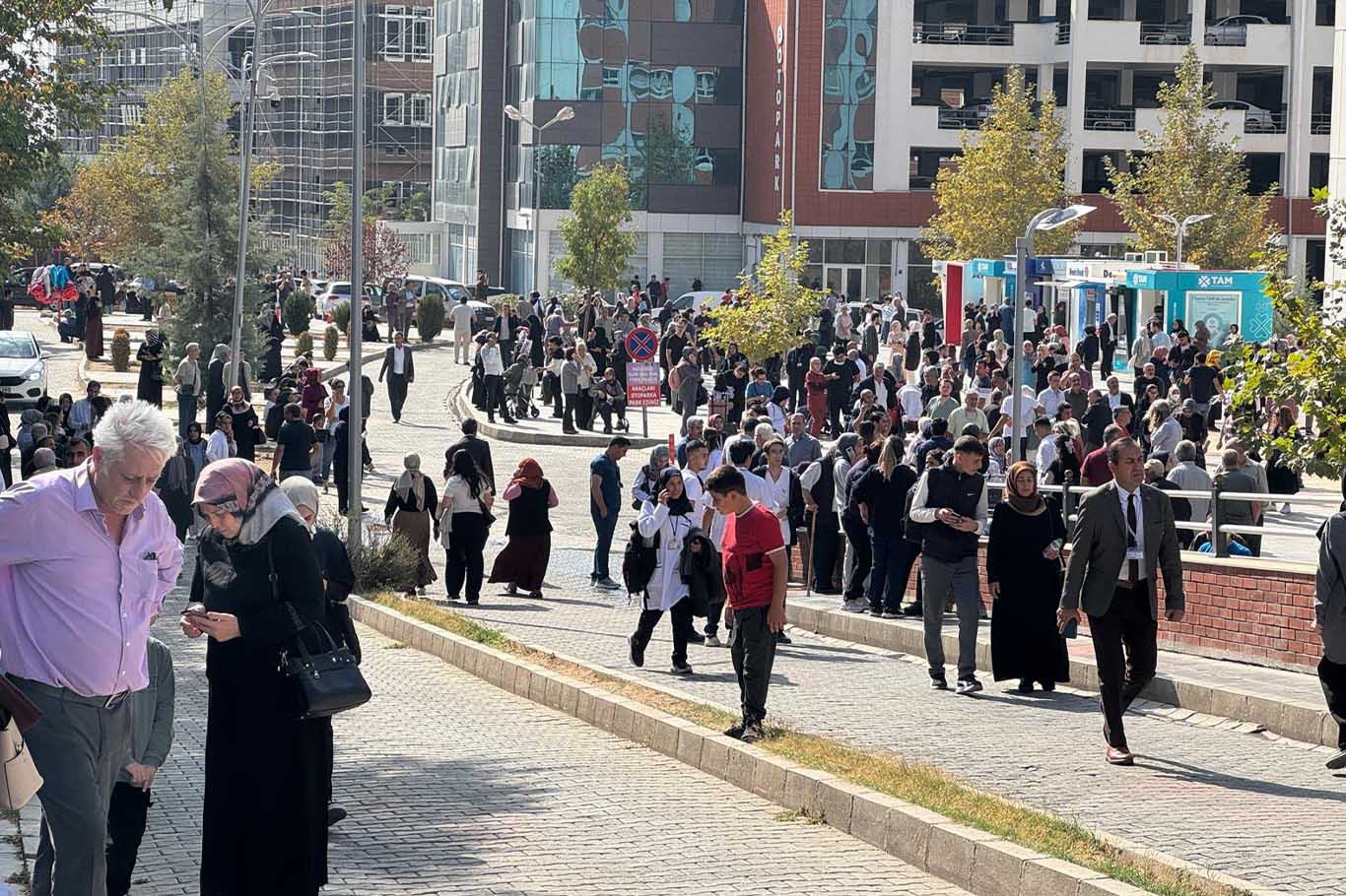 Malatya’daki Deprem Sonrası Diyarbakır Ve Bismil’de Vatandaşlar Sokağa Döküldü 2