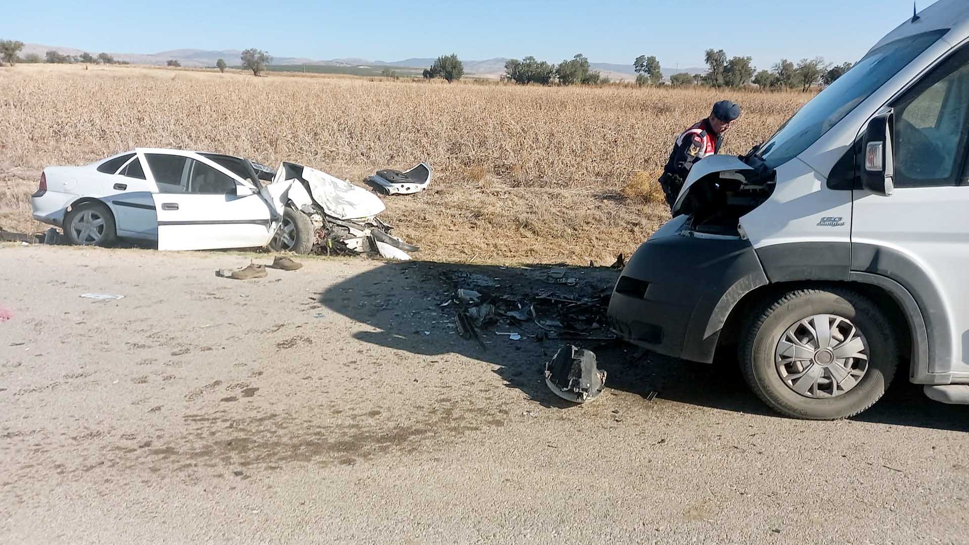 Okul Servis Minibüsü Ile Çarpışan Otomobilde 4 Kişi Öldü 4