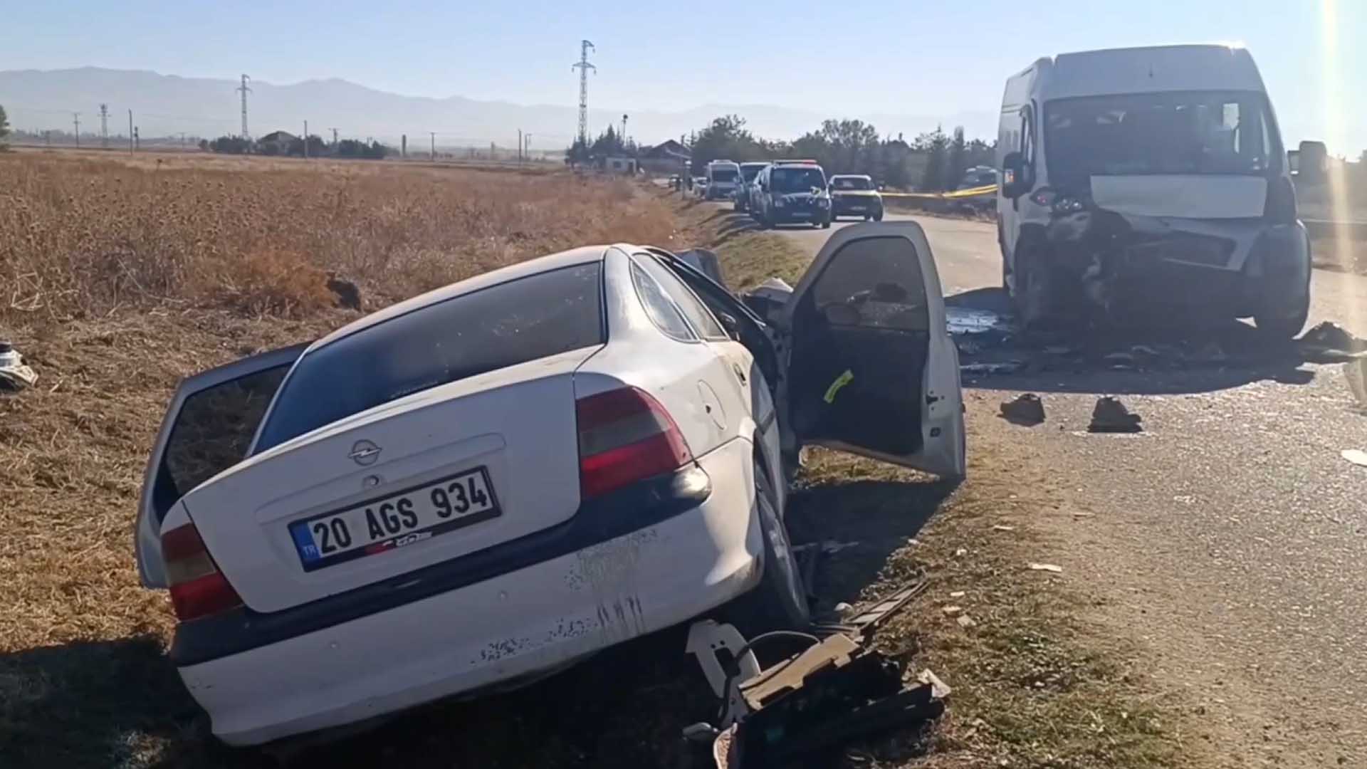 Okul Servis Minibüsü Ile Çarpışan Otomobildeki 3 Kişi Öldü 2