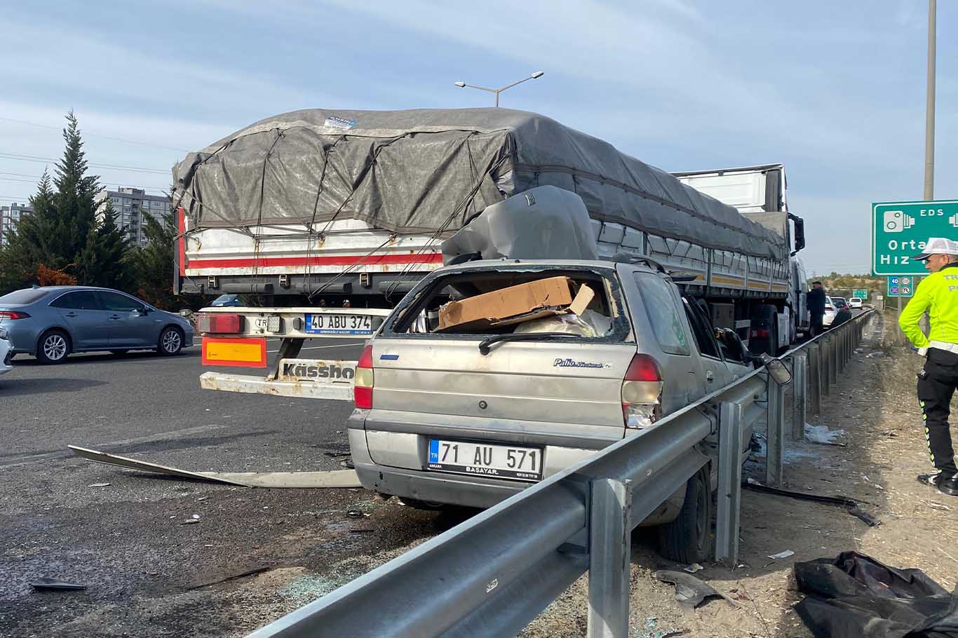 Park Halindeki Tir’a Çarpan Otomobildeki 2 Kişi Öldü 1