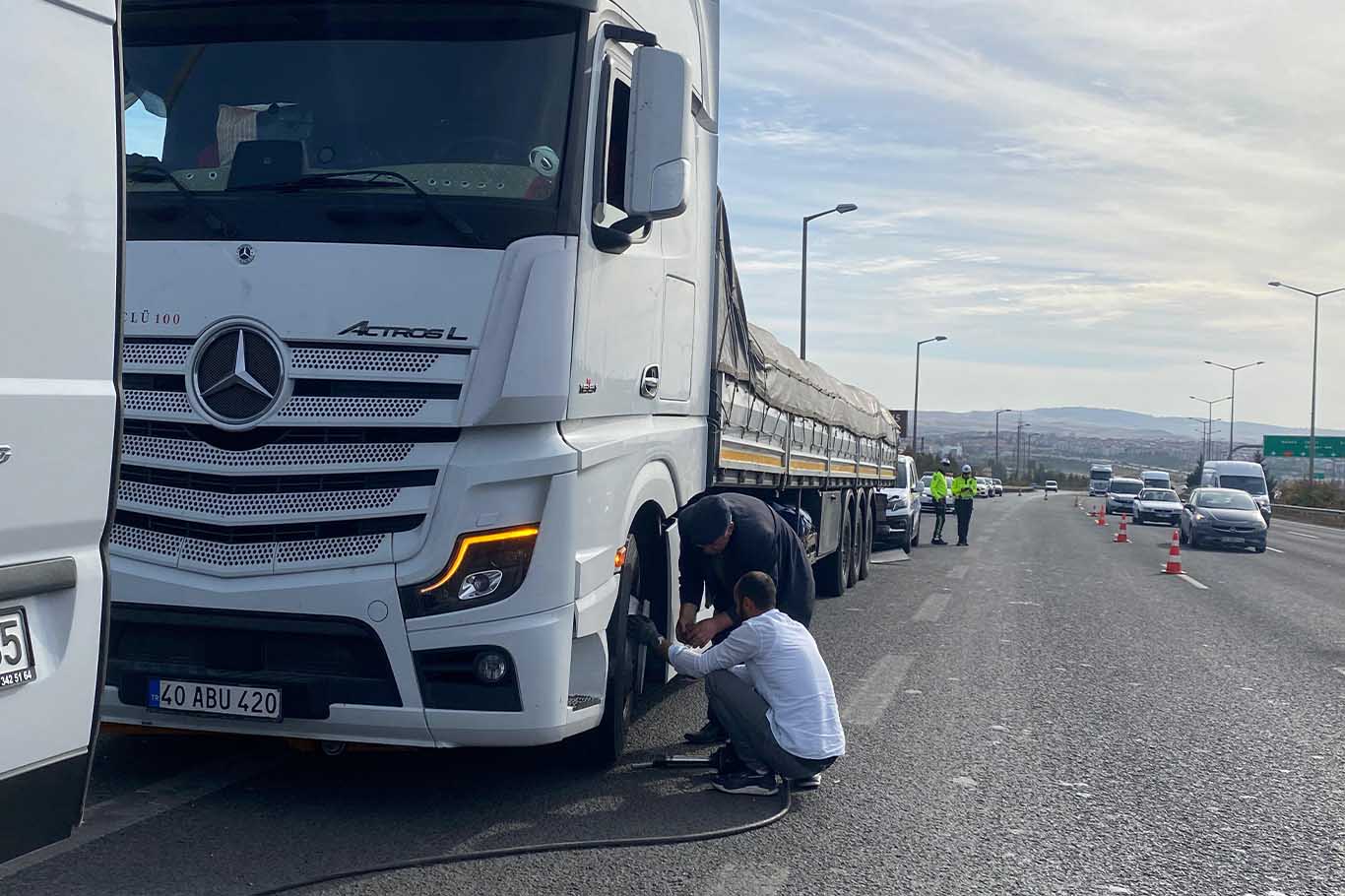 Park Halindeki Tir’a Çarpan Otomobildeki 2 Kişi Öldü 3