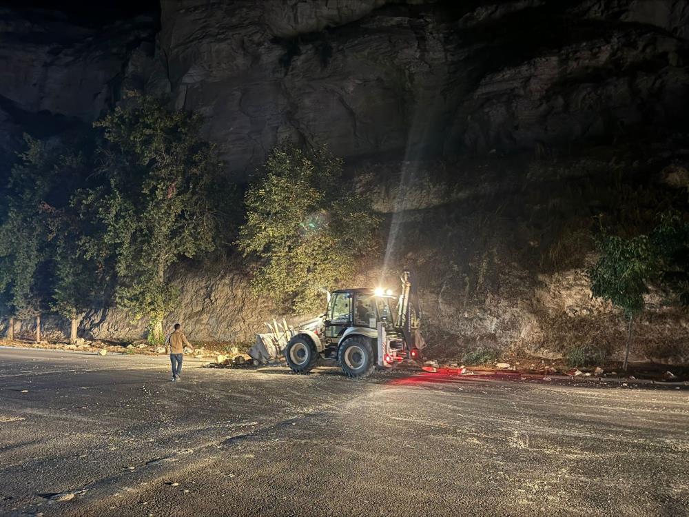 Şanlıurfa’da Dağdan Kopan Taşlar Paniğe Neden Oldu