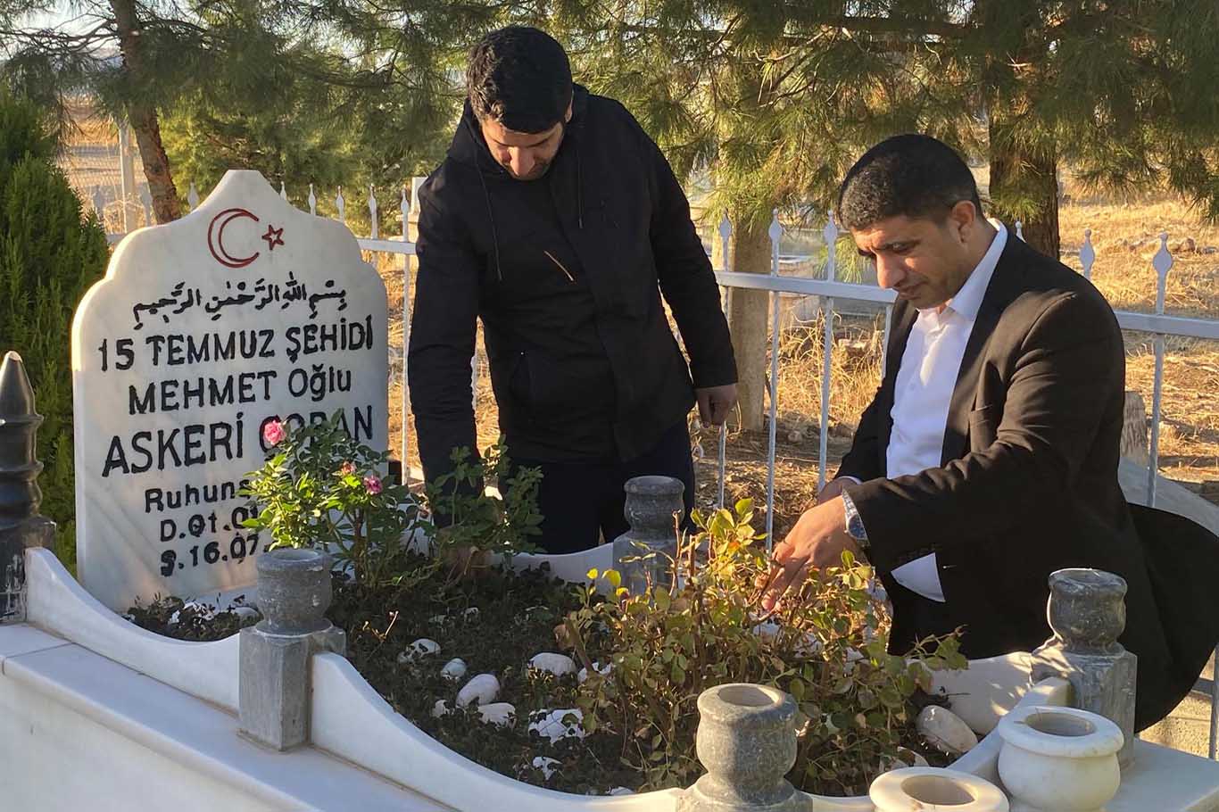 Şehit Olan Babasına Fetö Elebaşının Ölüm Haberini Verdi 3