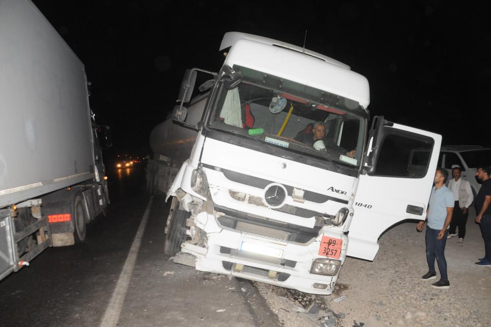 Şırnak'ta Tir Ve Ticari Araç Kafa Kafaya Çarpıştı 3 Yaralı 3