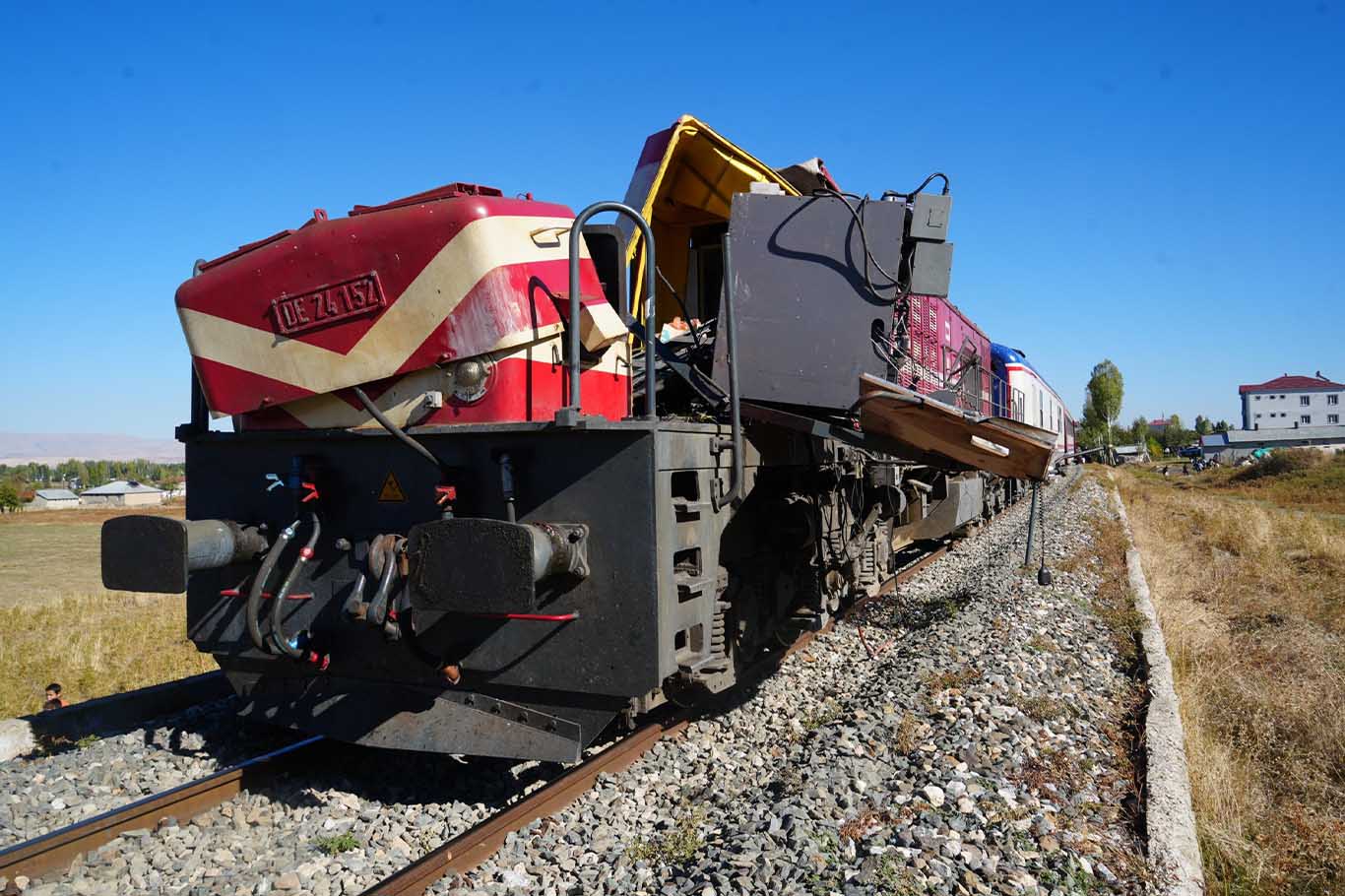 Tren, Beton Pompa Aracına Çarptı 1 Makinist Öldü, 2 Makinist Yaralandı 1