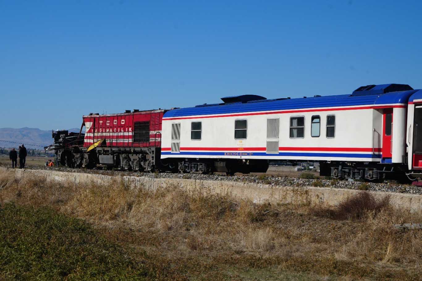 Tren, Beton Pompa Aracına Çarptı 1 Makinist Öldü, 2 Makinist Yaralandı 3