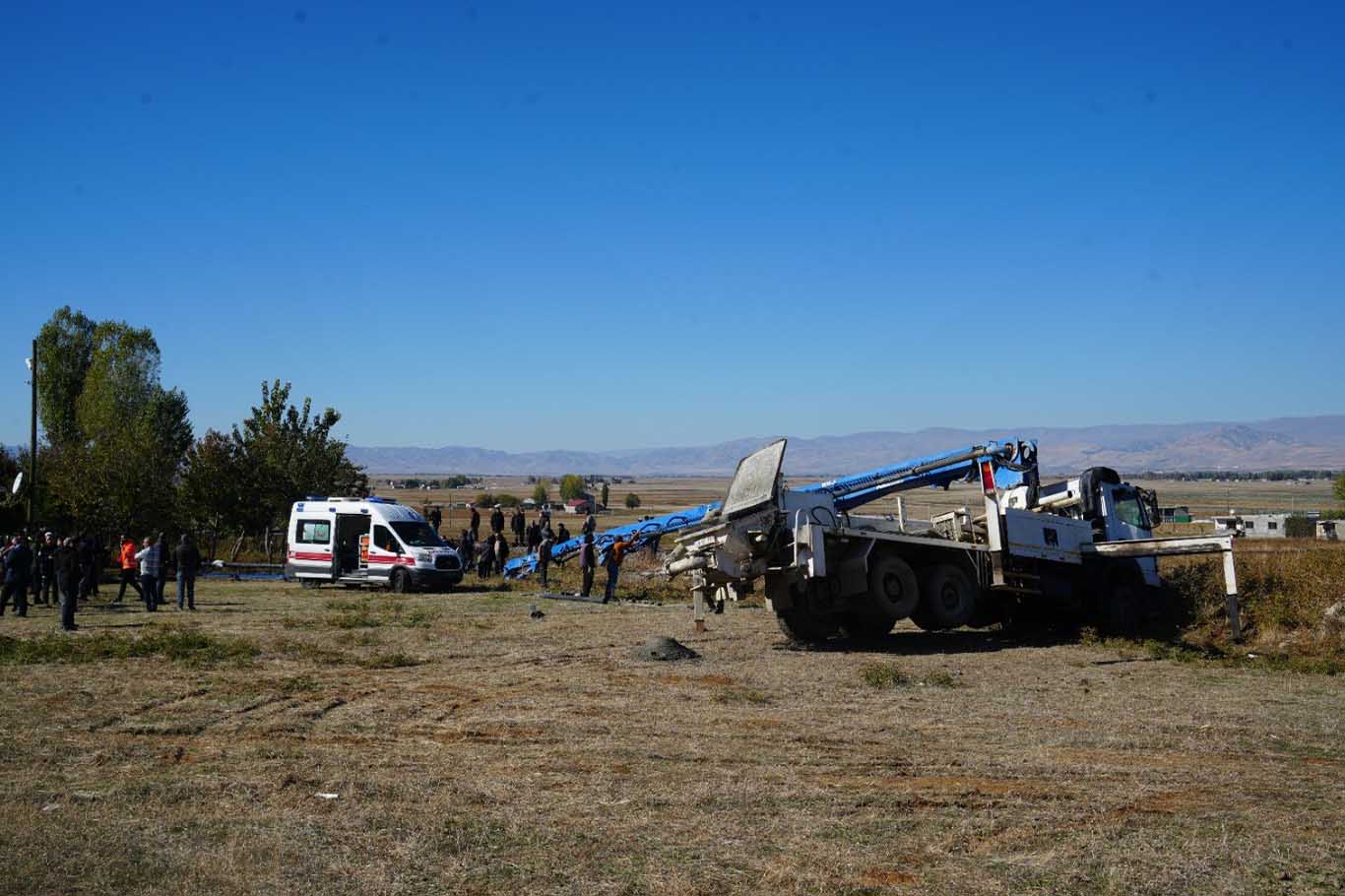 Tren, Beton Pompa Aracına Çarptı 1 Makinist Öldü, 2 Makinist Yaralandı 4