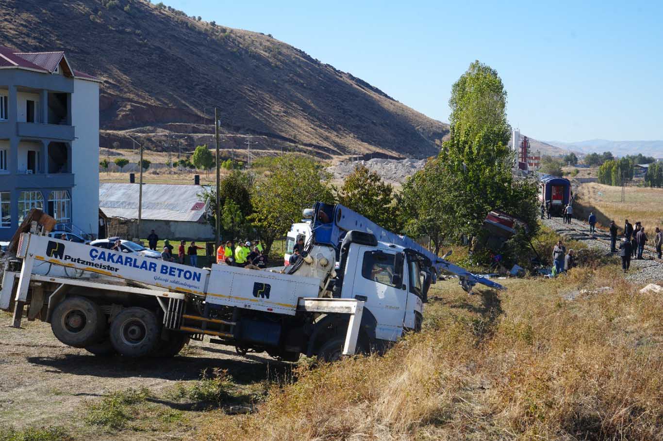 Tren, Beton Pompa Aracına Çarptı 1 Makinist Öldü, 2 Makinist Yaralandı 5