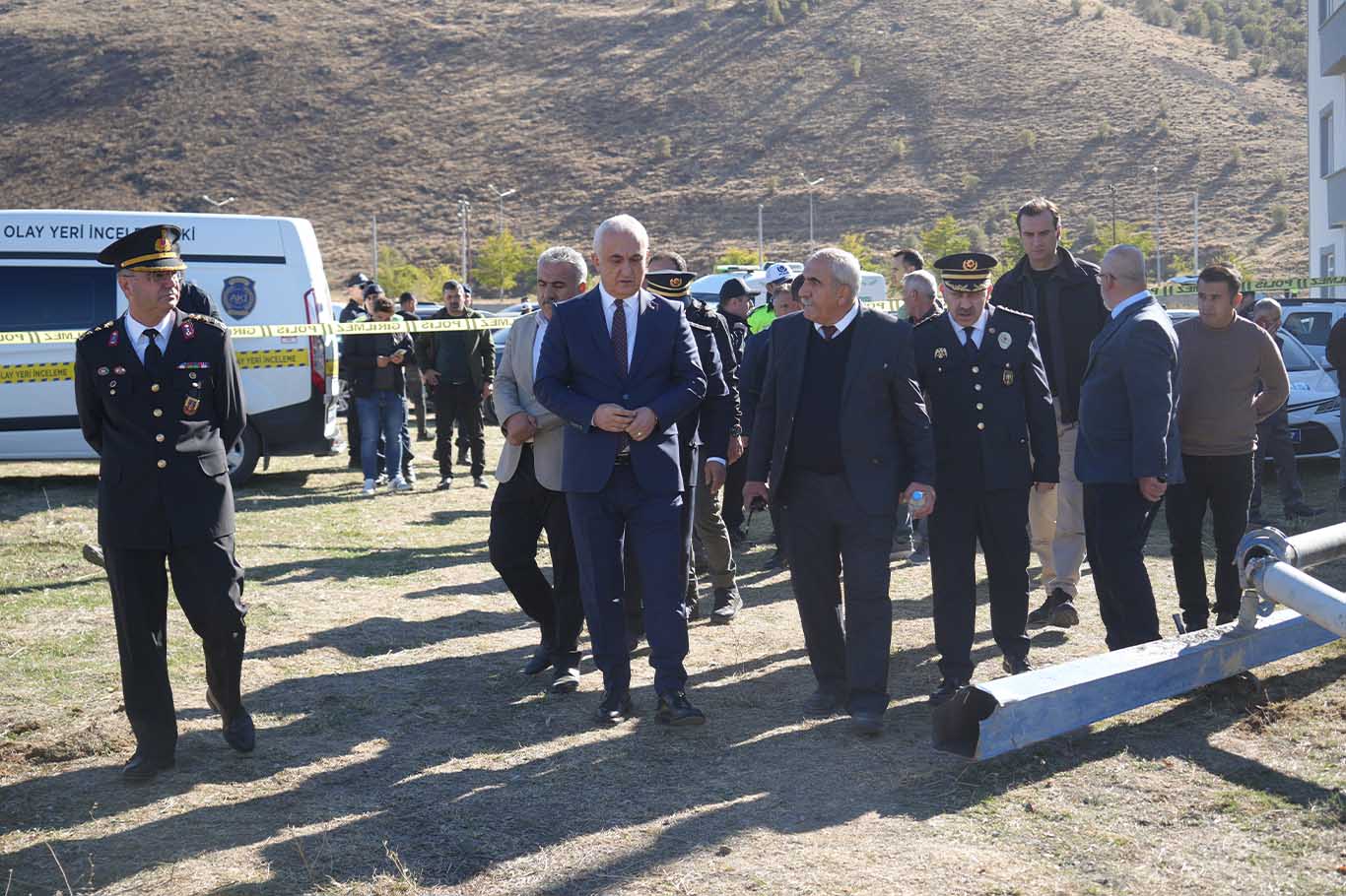 Tren, Beton Pompa Aracına Çarptı 1 Makinist Öldü, 2 Makinist Yaralandı 8