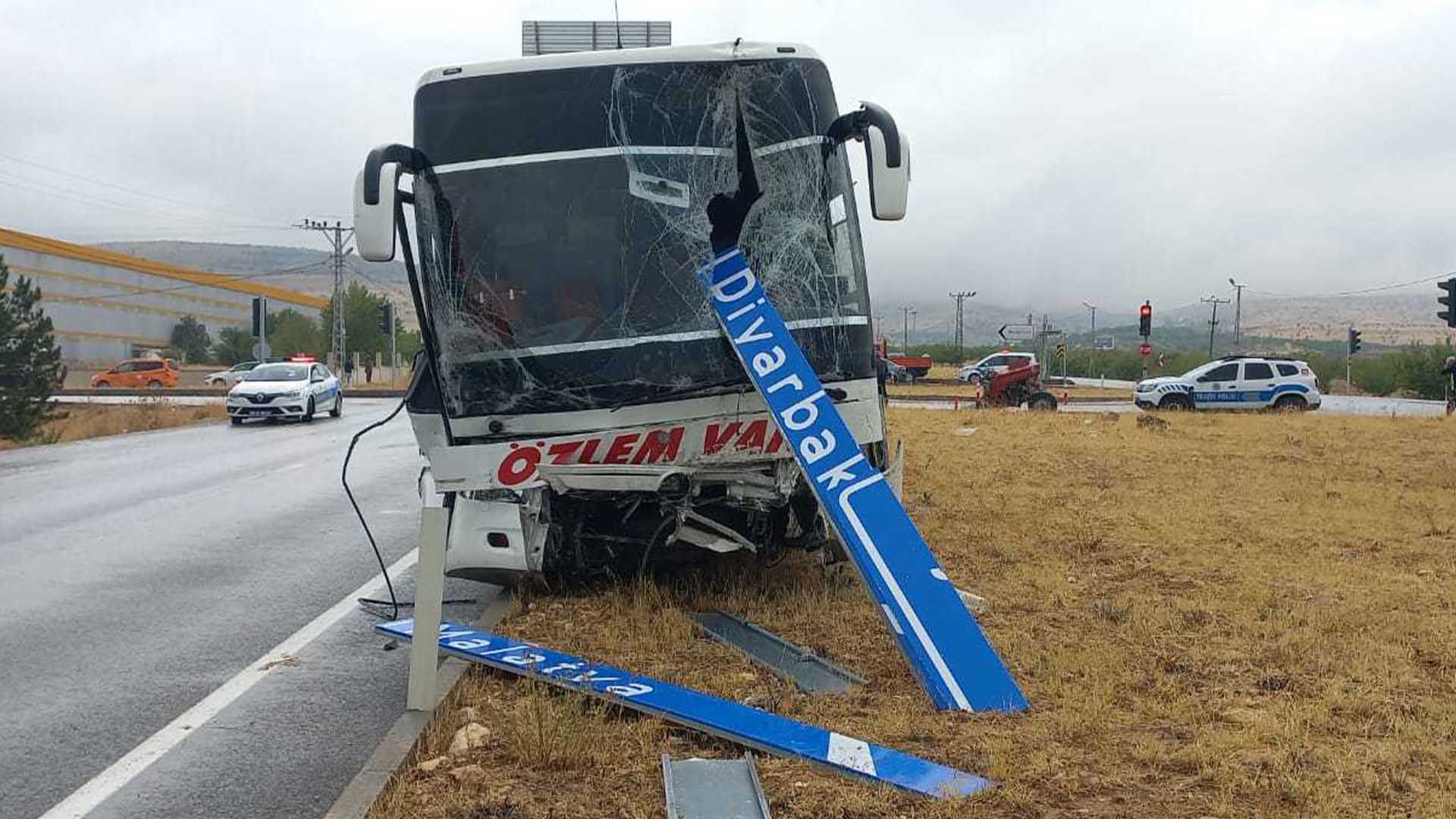 Yolcu Otobüsüyle Çarpışan Traktör Ikiye Bölündü 1