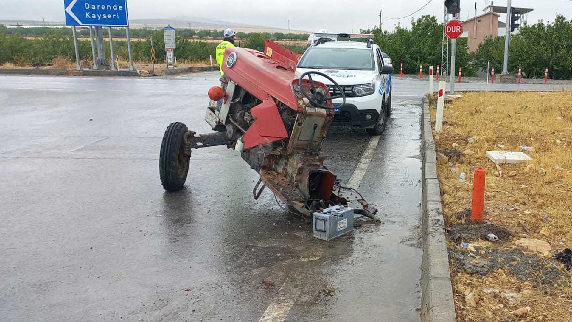 Yolcu Otobüsüyle Çarpışan Traktör Ikiye Bölündü 2