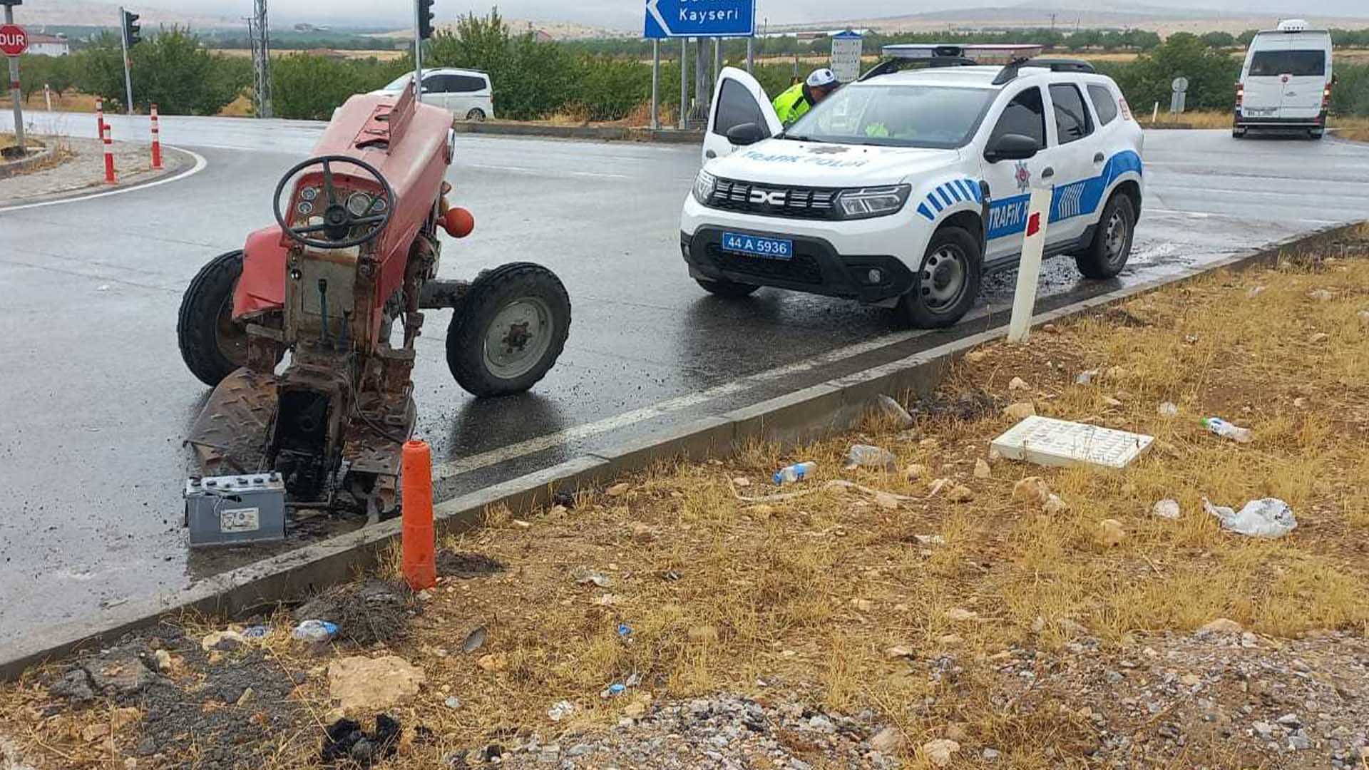 Yolcu Otobüsüyle Çarpışan Traktör Ikiye Bölündü 3