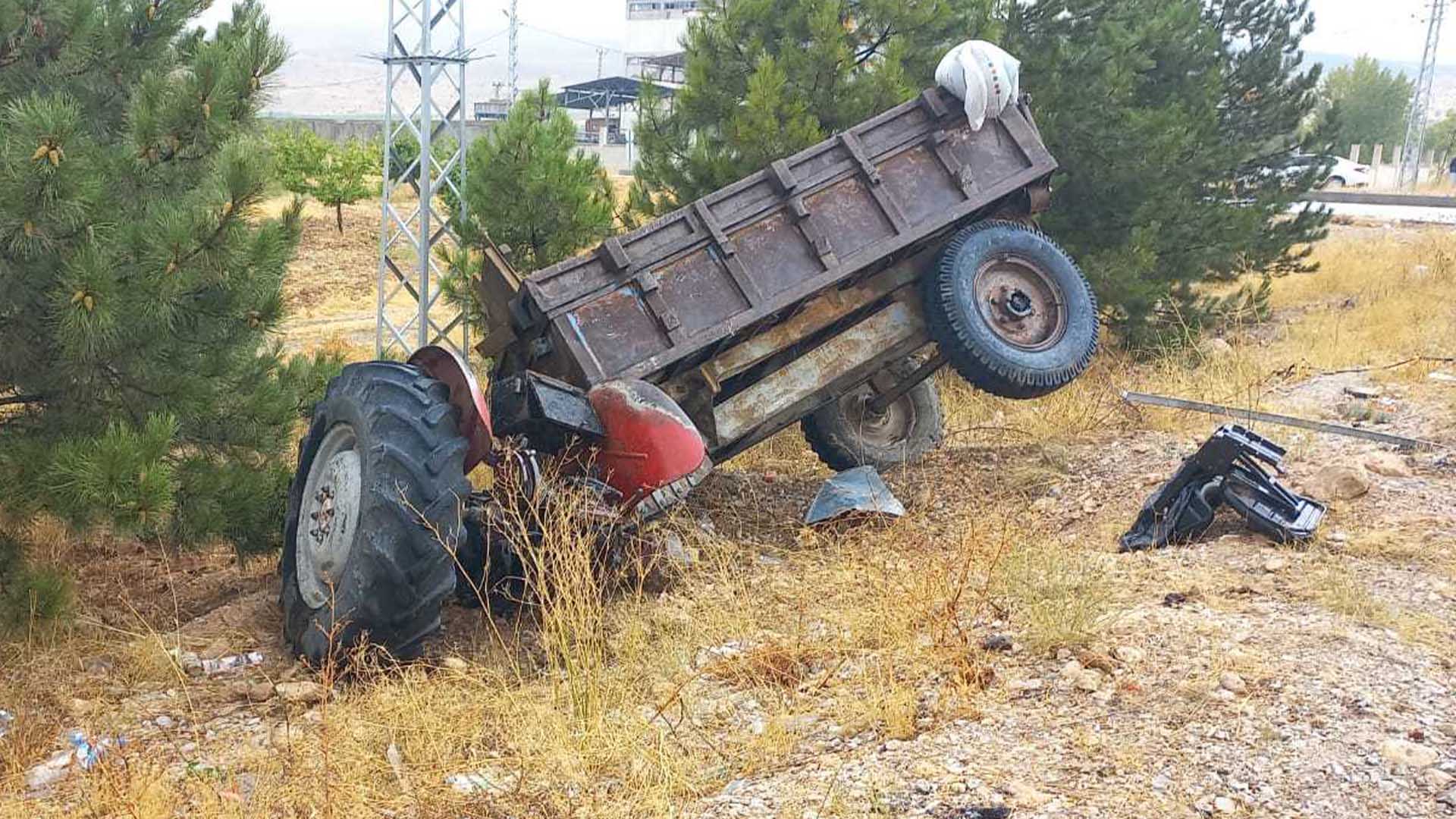 Yolcu Otobüsüyle Çarpışan Traktör Ikiye Bölündü 4