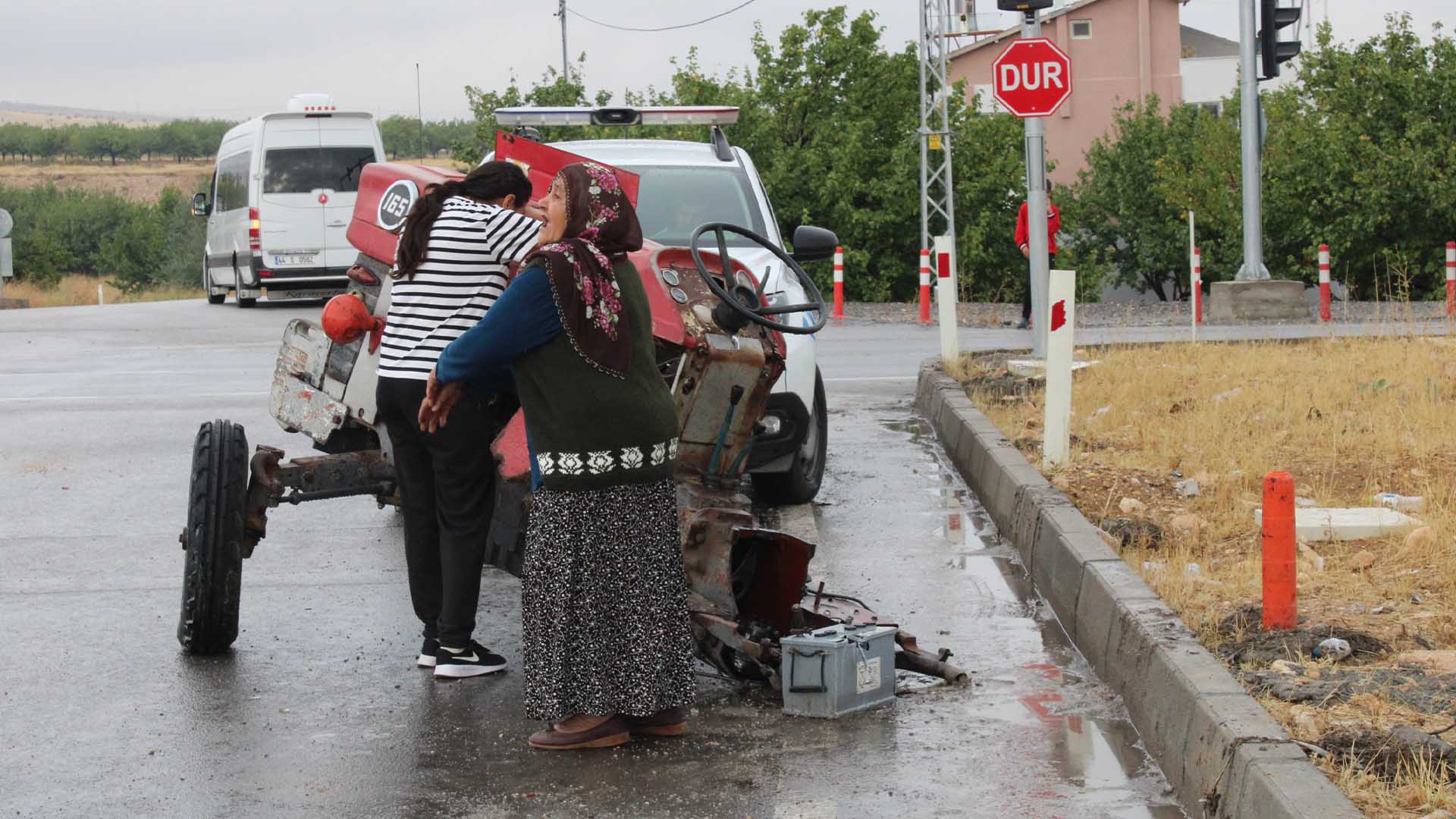 Yolcu Otobüsüyle Çarpışan Traktör Ikiye Bölündü 5