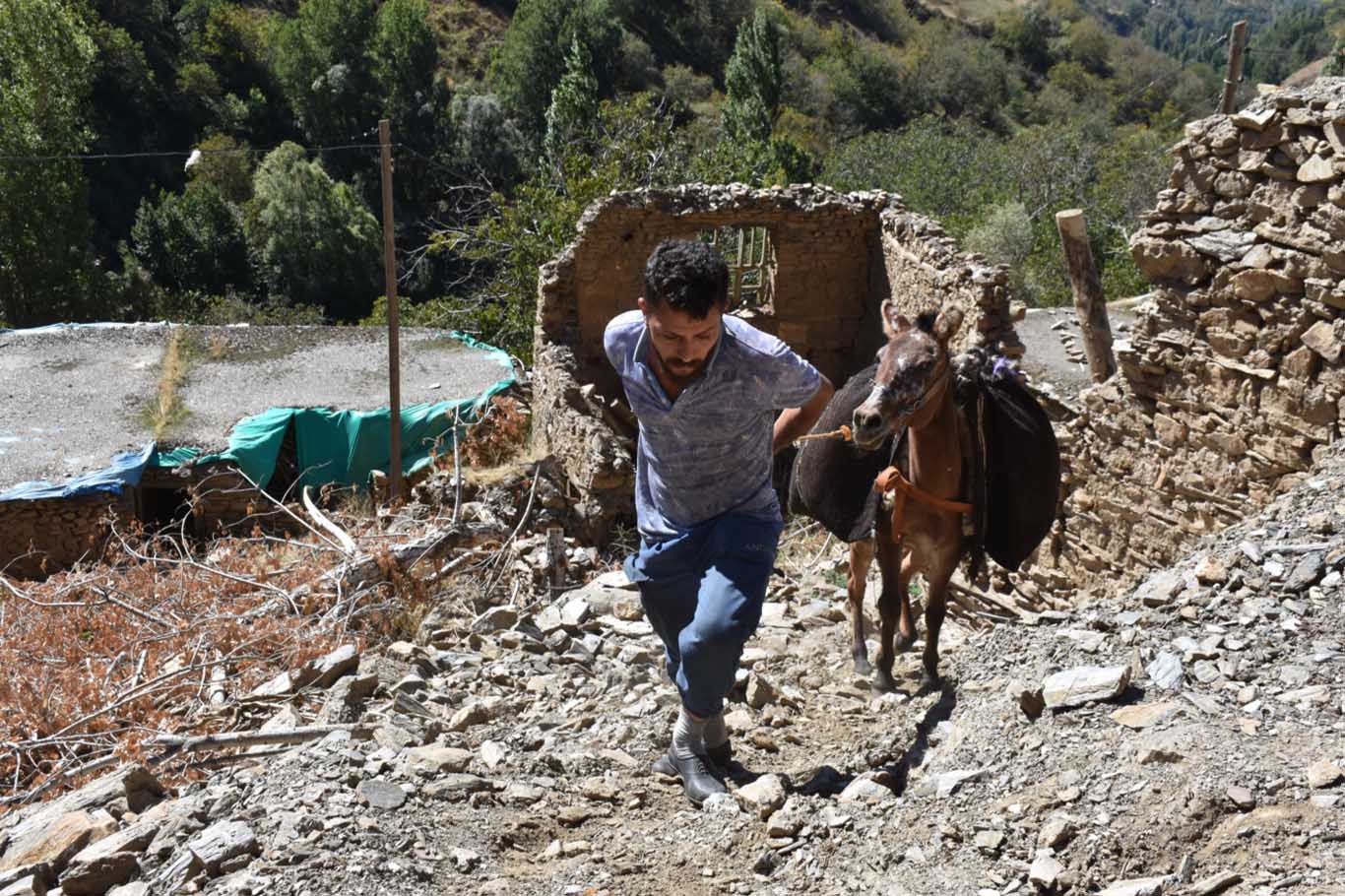 Yolu Olmayan 45 Hanelik Köyde Hastalar, Yaşlılar, Gebeler At Sırtında Taşınıyor 5