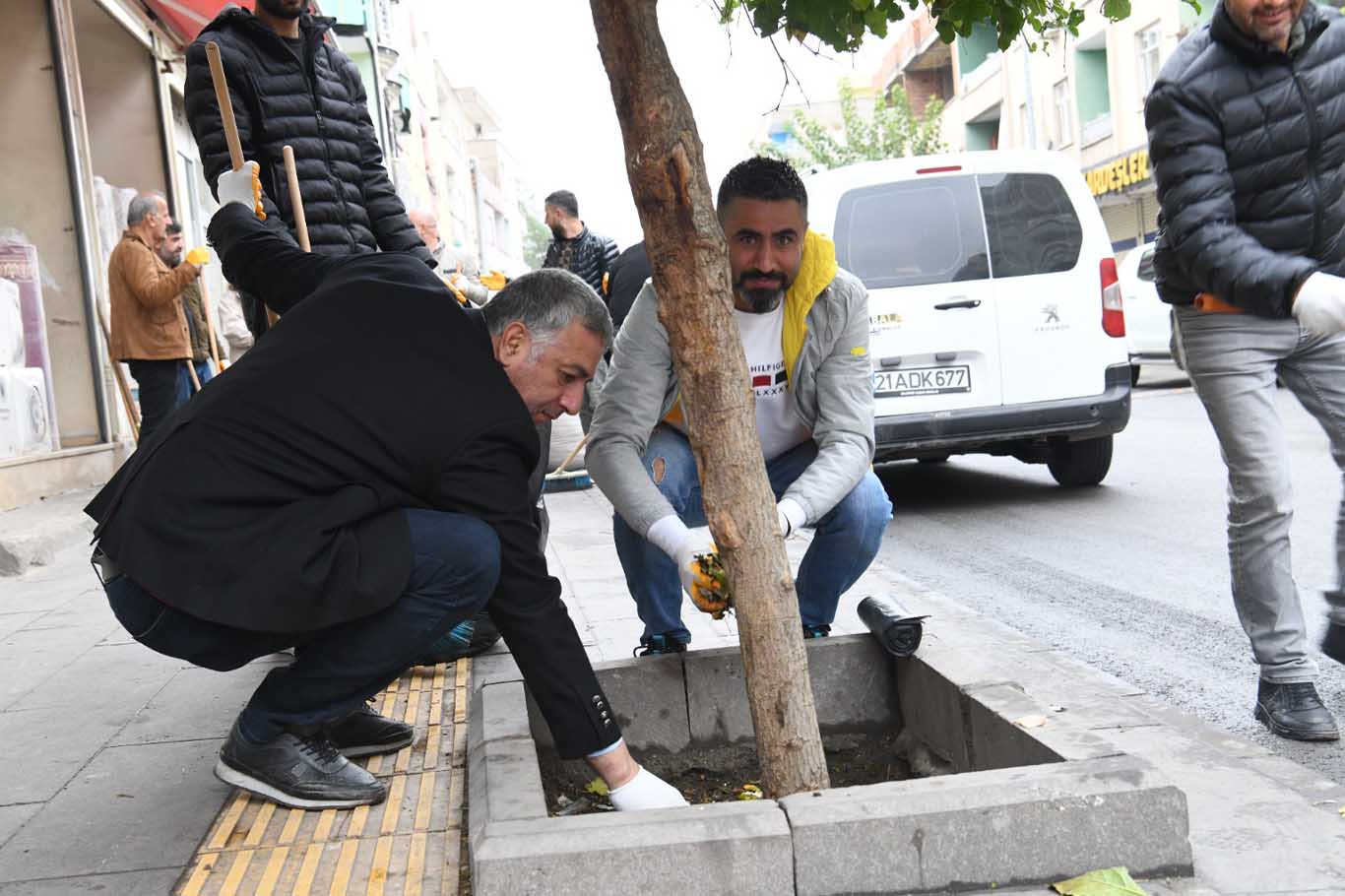 Bismil’de Temizlik Kampanyası Eş Başkanlar Caddeleri Temizledi 2