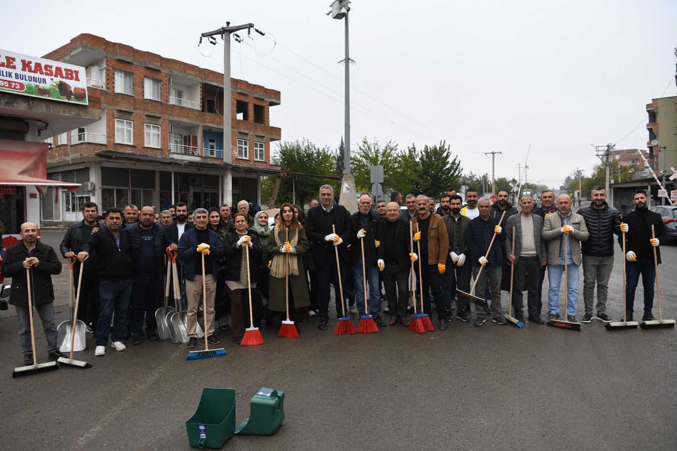 Bismil’de Temizlik Kampanyası Eş Başkanlar Caddeleri Temizledi 3