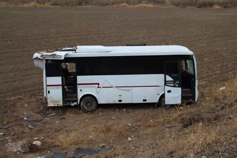 Cenazeye Giden Midibüs Devrildi 29 Yaralı 1