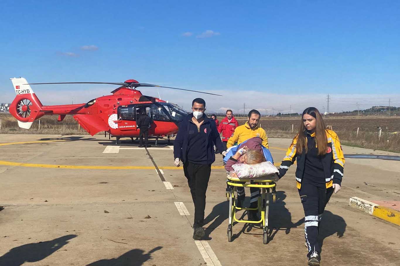 Diyarbakır’da Ambulans Helikopter 71 Yaşındaki Kadın Için Havalandı 3