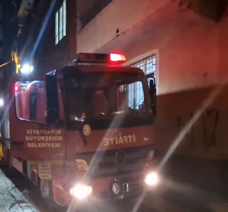 Diyarbakır'da Çatı Katında Yangın! 3 Kişi Dumandan Etkilendi 3