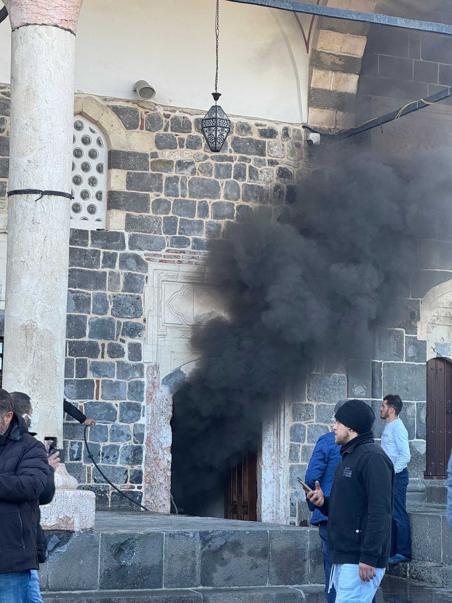 Diyarbakır'da Cuma Namazı Esnasında 508 Yıllık Camide Yangın Çıktı 6