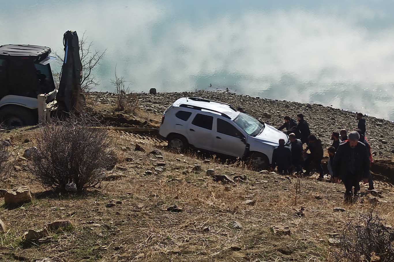 Diyarbakır’da Ekipler, Sulama Göletine Düşen Araç Için Seferber Oldu 2